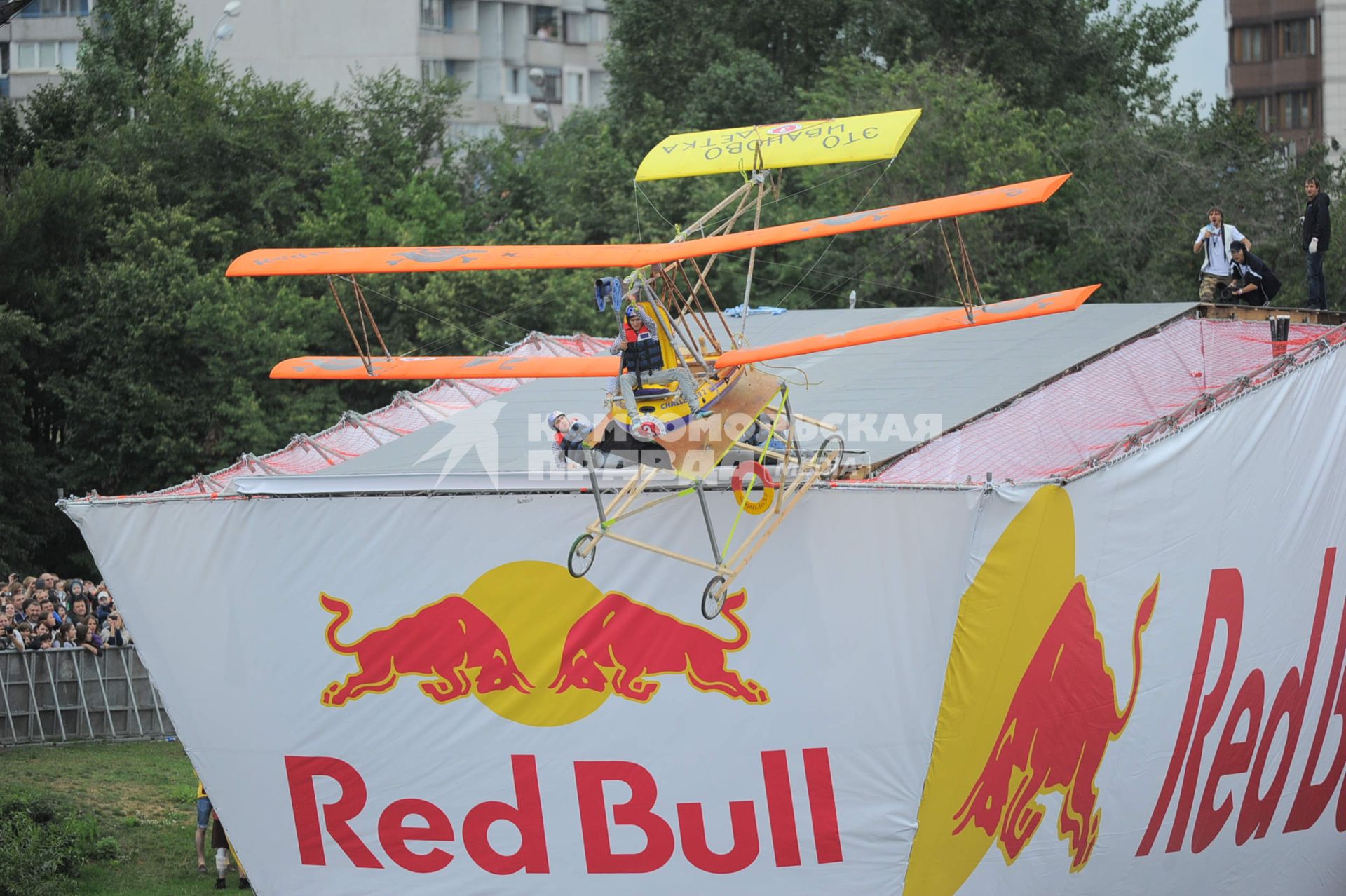 Фестиваль самодельных летательных аппаратов Red Bull Flugtag в Строгино.