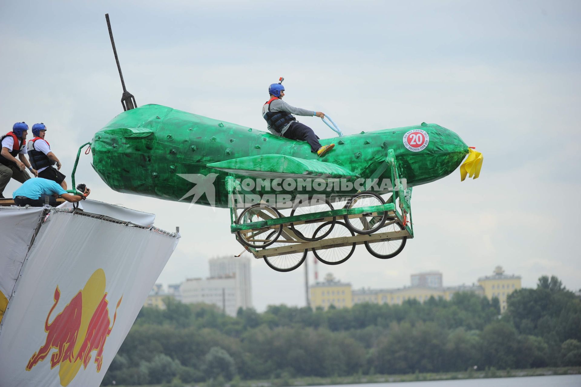 Фестиваль самодельных летательных аппаратов Red Bull Flugtag в Строгино. На снимке: летательный аппарат `Летающий огурец`.