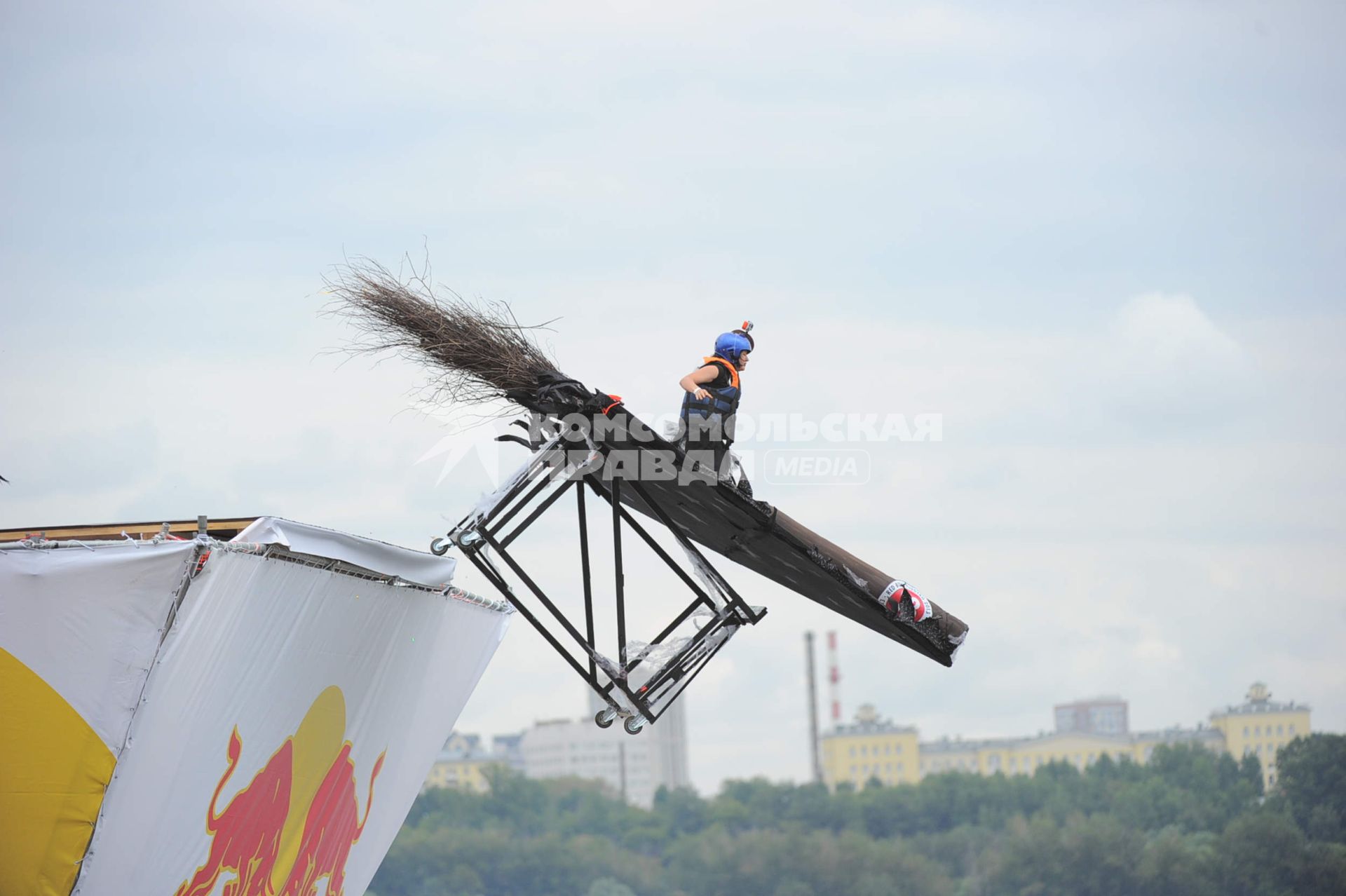 Фестиваль самодельных летательных аппаратов Red Bull Flugtag в Строгино.