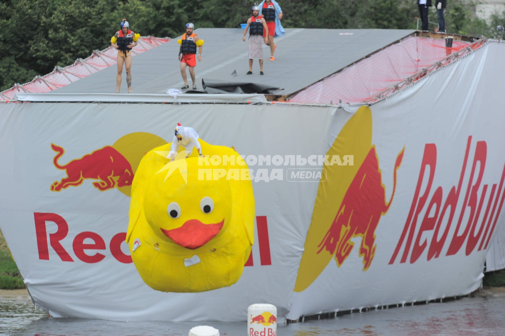 Фестиваль самодельных летательных аппаратов Red Bull Flugtag в Строгино. На снимке: летательный аппарат `Банный утенок`.