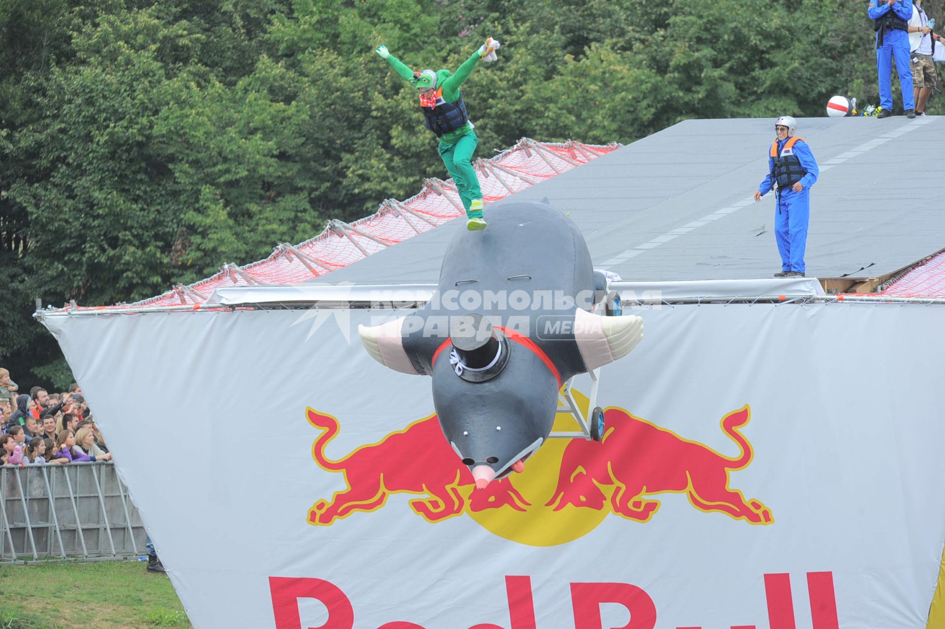 Фестиваль самодельных летательных аппаратов Red Bull Flugtag в Строгино. На снимке: летательный аппарат `Городские ласточки`.