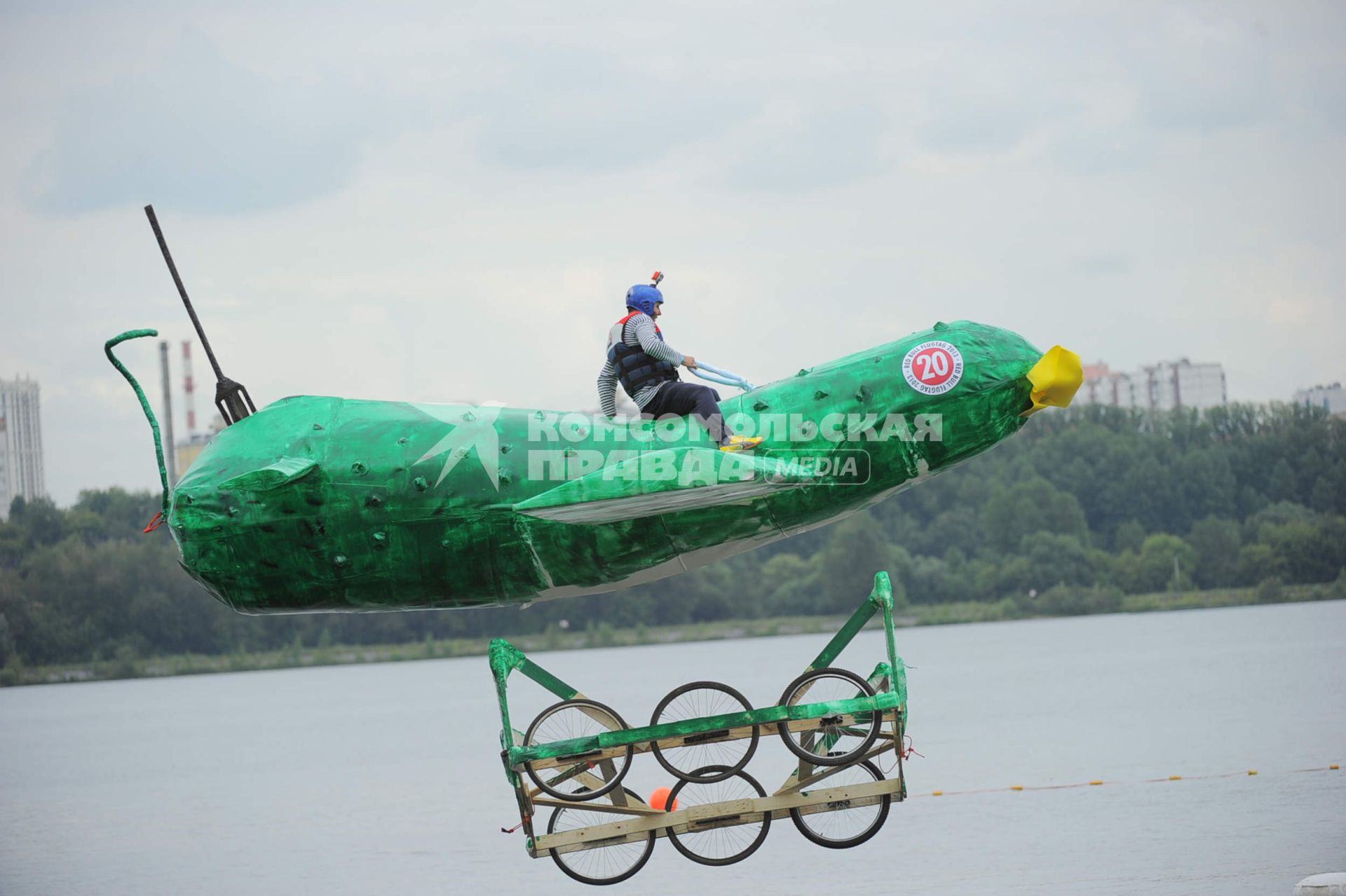 Фестиваль самодельных летательных аппаратов Red Bull Flugtag в Строгино. На снимке: летательный аппарат `Летающий огурец`.