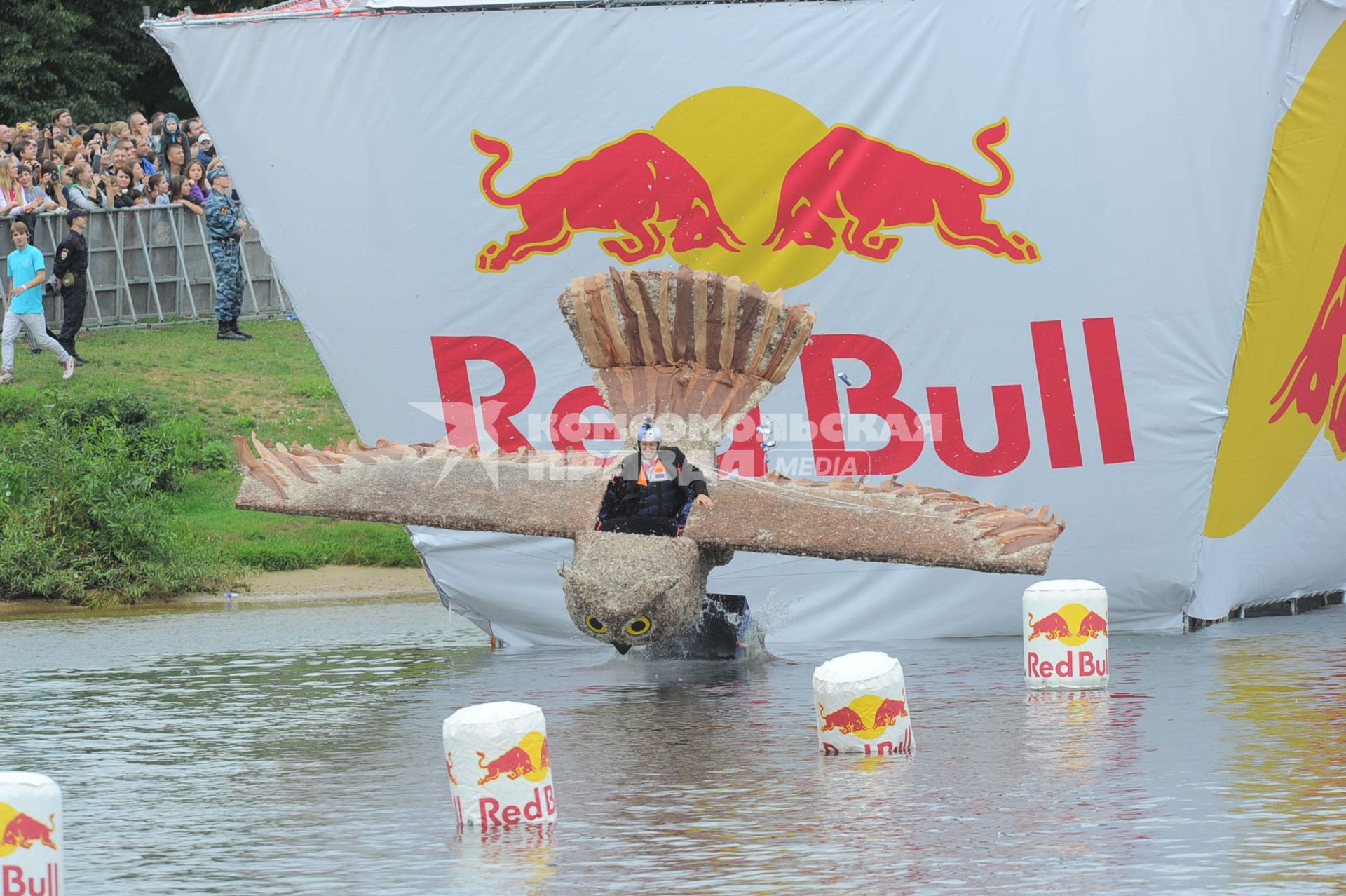 Фестиваль самодельных летательных аппаратов Red Bull Flugtag в Строгино.