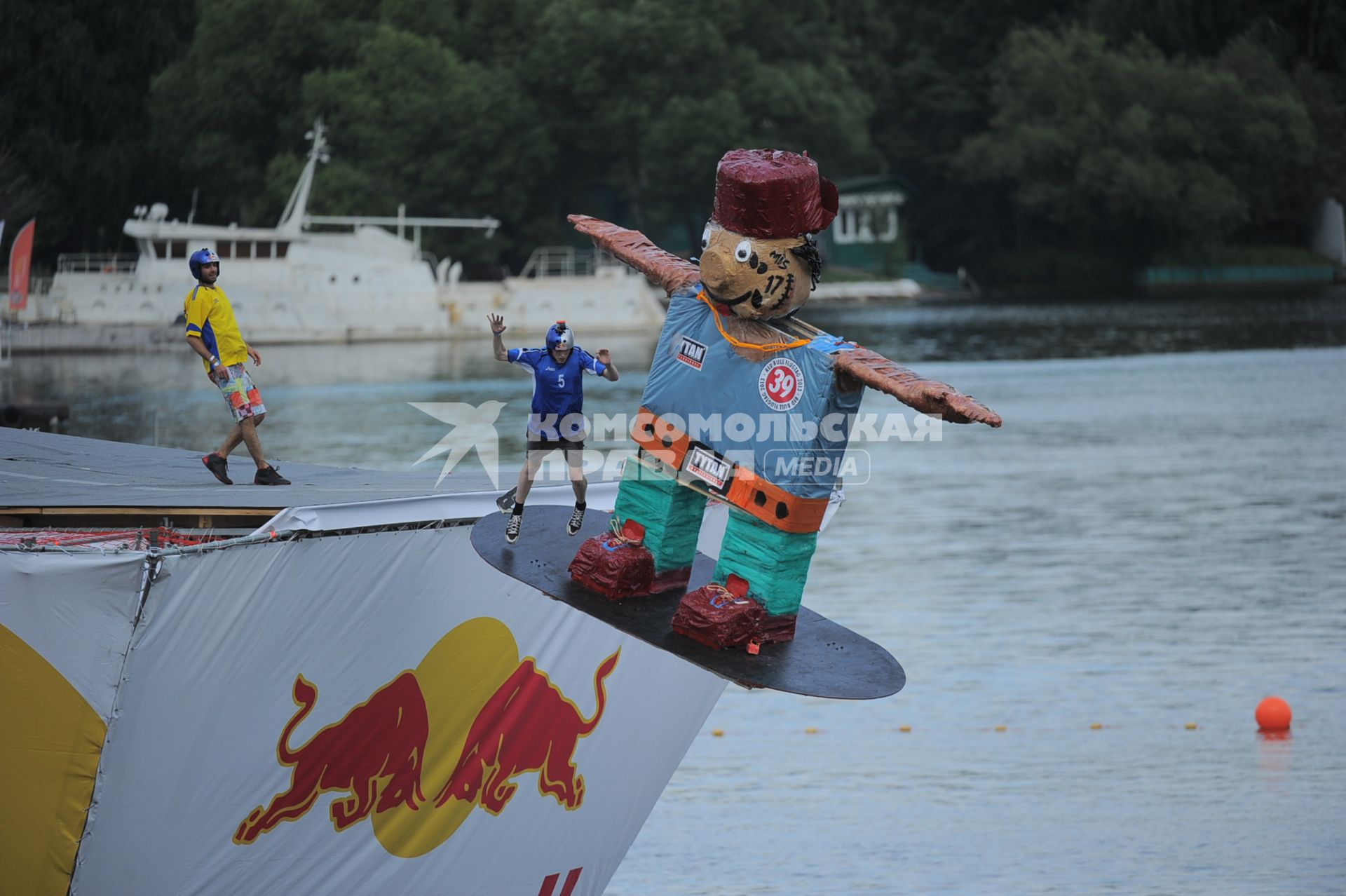 Фестиваль самодельных летательных аппаратов Red Bull Flugtag в Строгино. На снимке: летательный аппарат `Летающий тунец`.