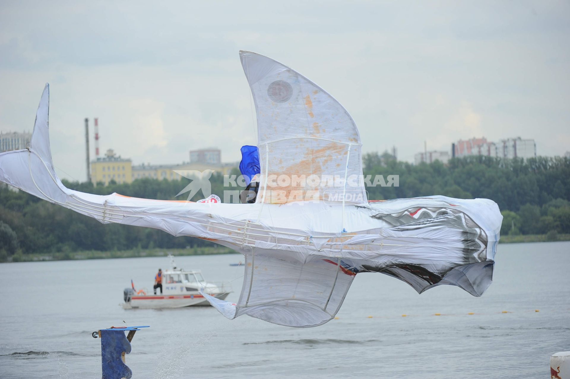 Фестиваль самодельных летательных аппаратов Red Bull Flugtag в Строгино.