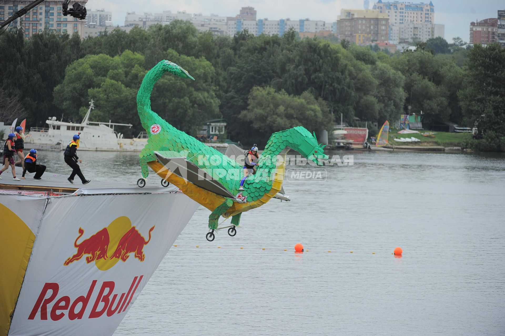 Фестиваль самодельных летательных аппаратов Red Bull Flugtag в Строгино.