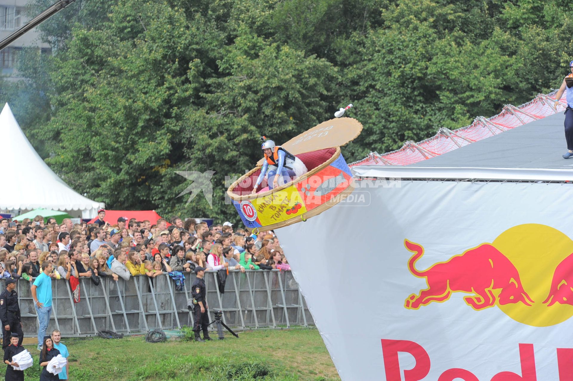 Фестиваль самодельных летательных аппаратов Red Bull Flugtag в Строгино. На снимке: летательный аппарат `Ужасы в томате`.