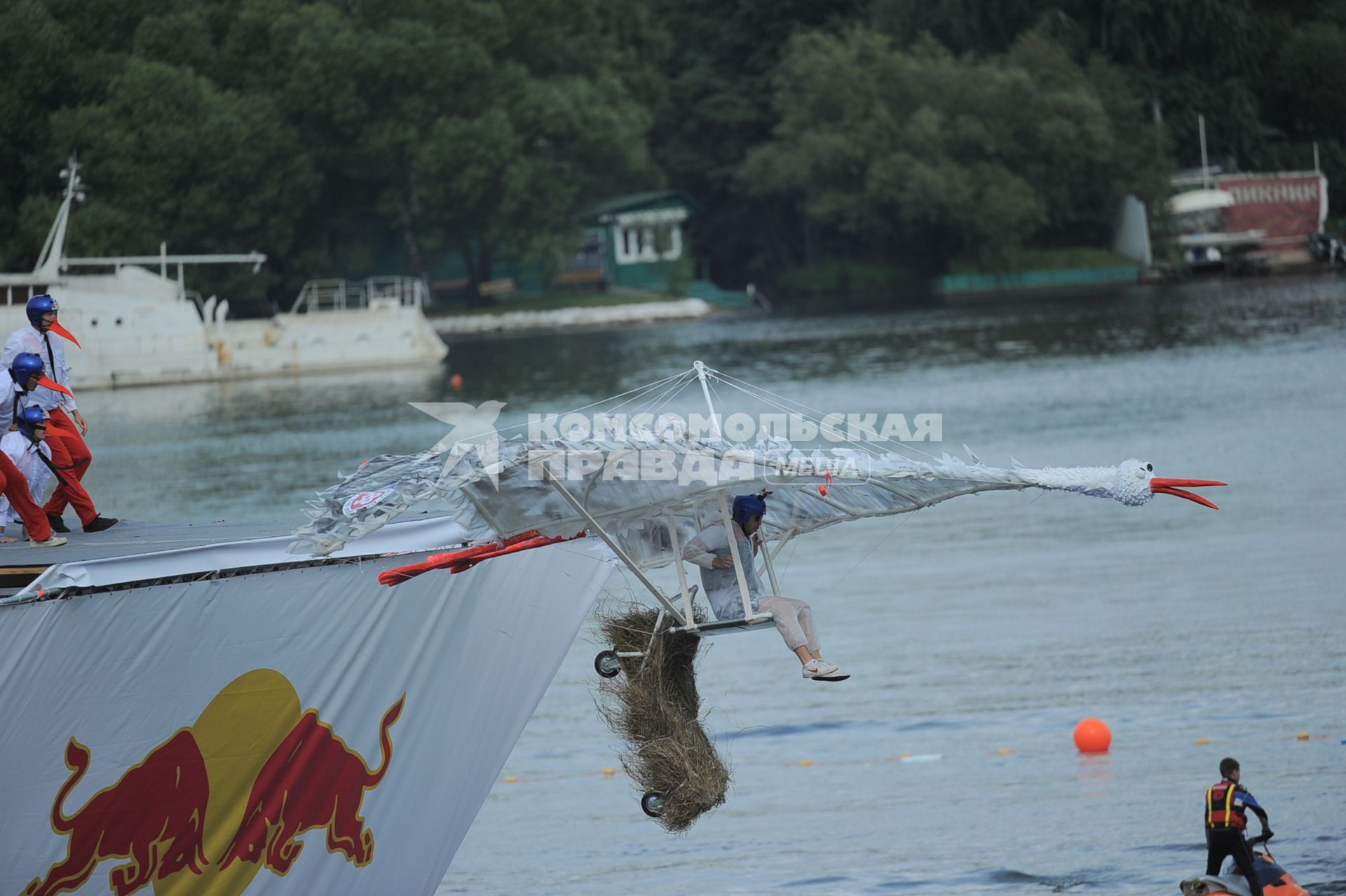 Фестиваль самодельных летательных аппаратов Red Bull Flugtag в Строгино.