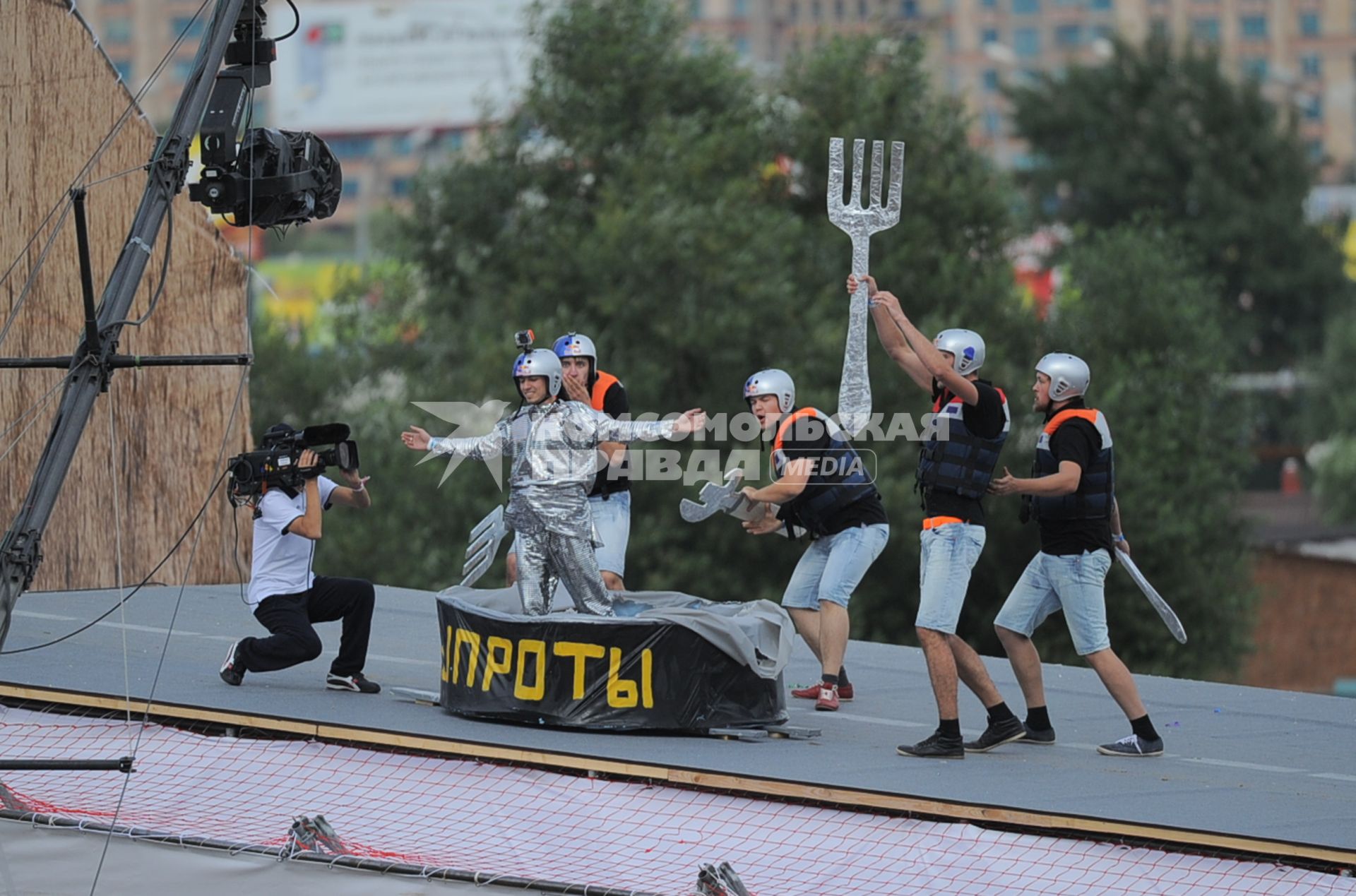 Фестиваль самодельных летательных аппаратов Red Bull Flugtag в Строгино. На снимке: летательный аппарат `Шпроты`.