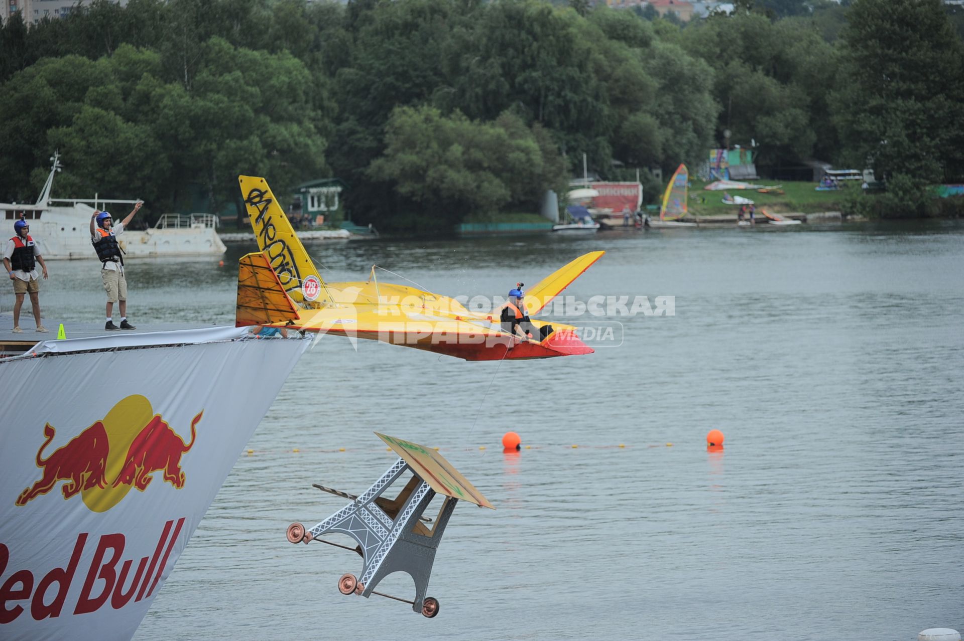 Фестиваль самодельных летательных аппаратов Red Bull Flugtag в Строгино.