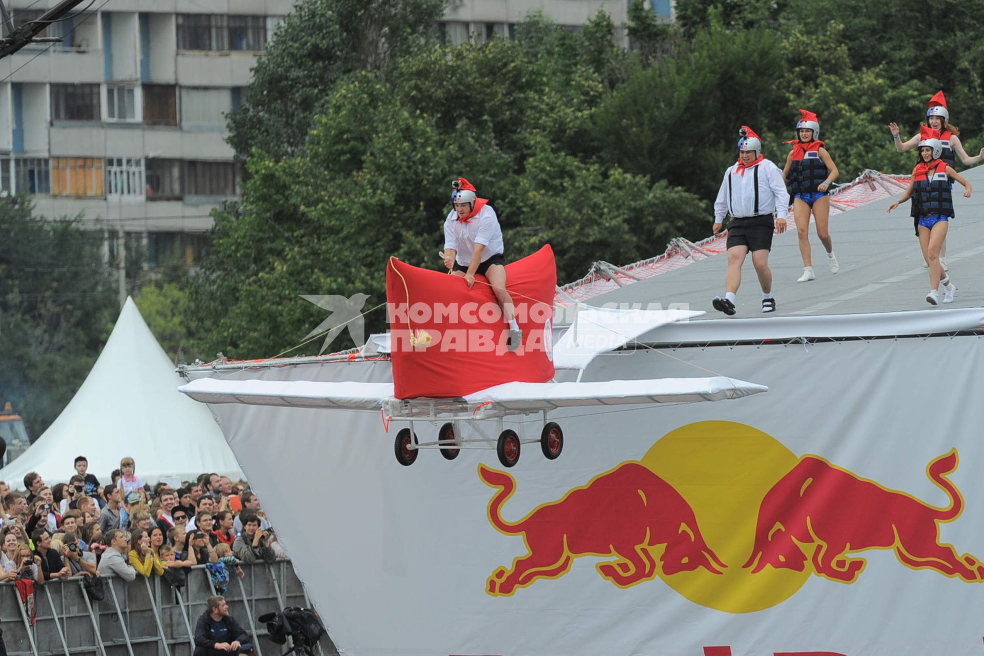 Фестиваль самодельных летательных аппаратов Red Bull Flugtag в Строгино. На снимке: летательный аппарат `Высший пилотаж`.