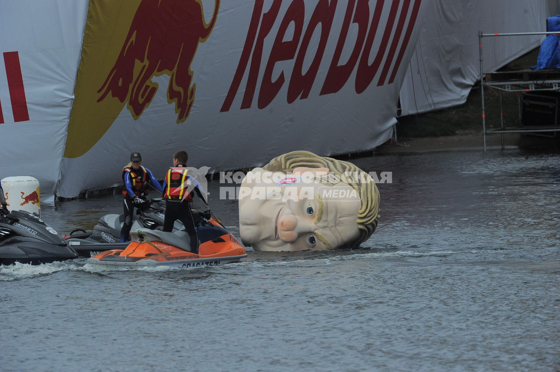 Фестиваль самодельных летательных аппаратов Red Bull Flugtag в Строгино. На снимке: летательный аппарат `Француз на паспорте`.