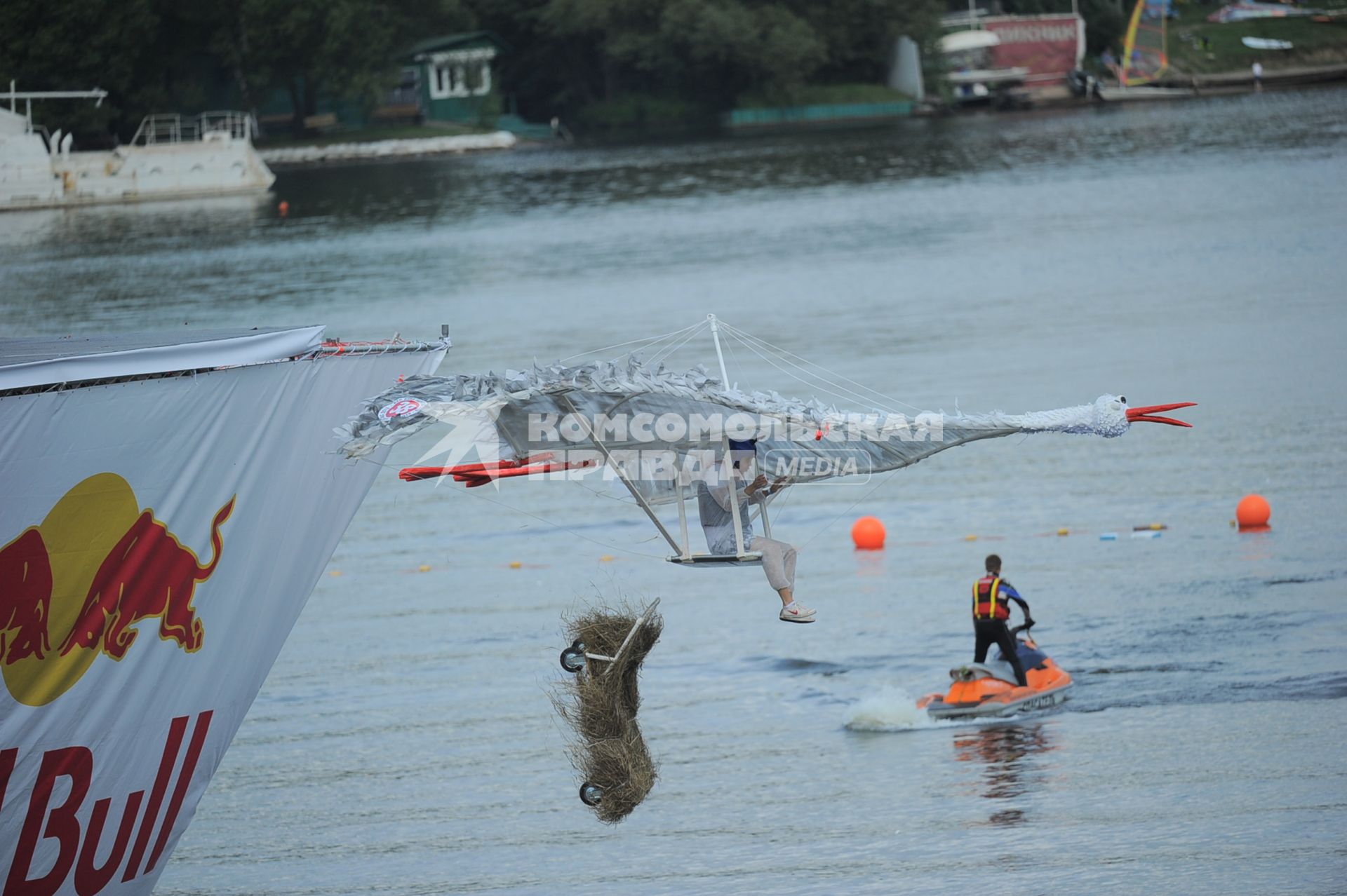 Фестиваль самодельных летательных аппаратов Red Bull Flugtag в Строгино.