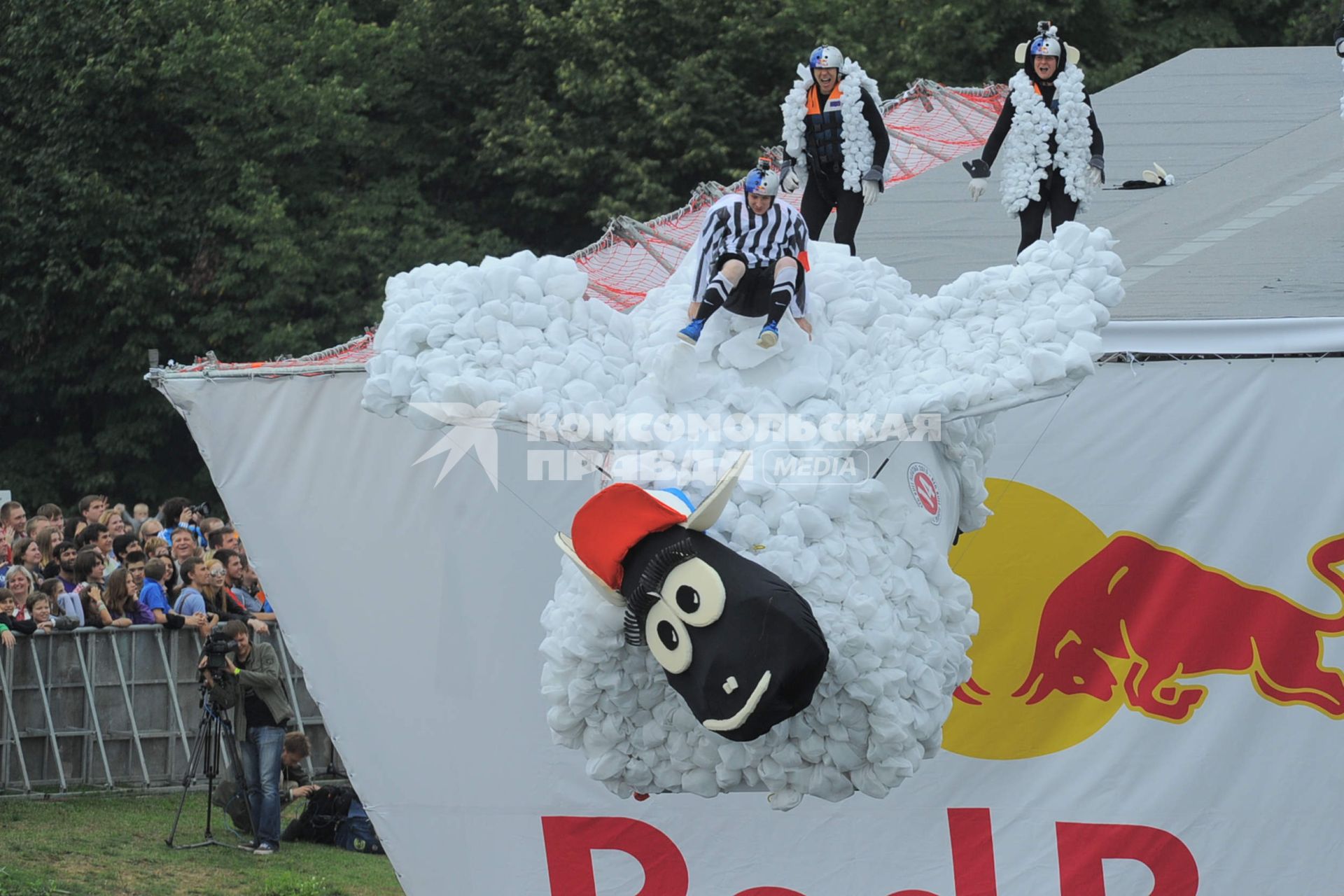 Фестиваль самодельных летательных аппаратов Red Bull Flugtag в Строгино. На снимке: летательный аппарат `Вера Баранова`.