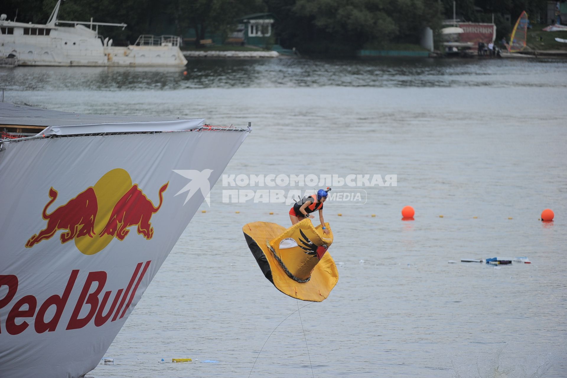 Фестиваль самодельных летательных аппаратов Red Bull Flugtag в Строгино.