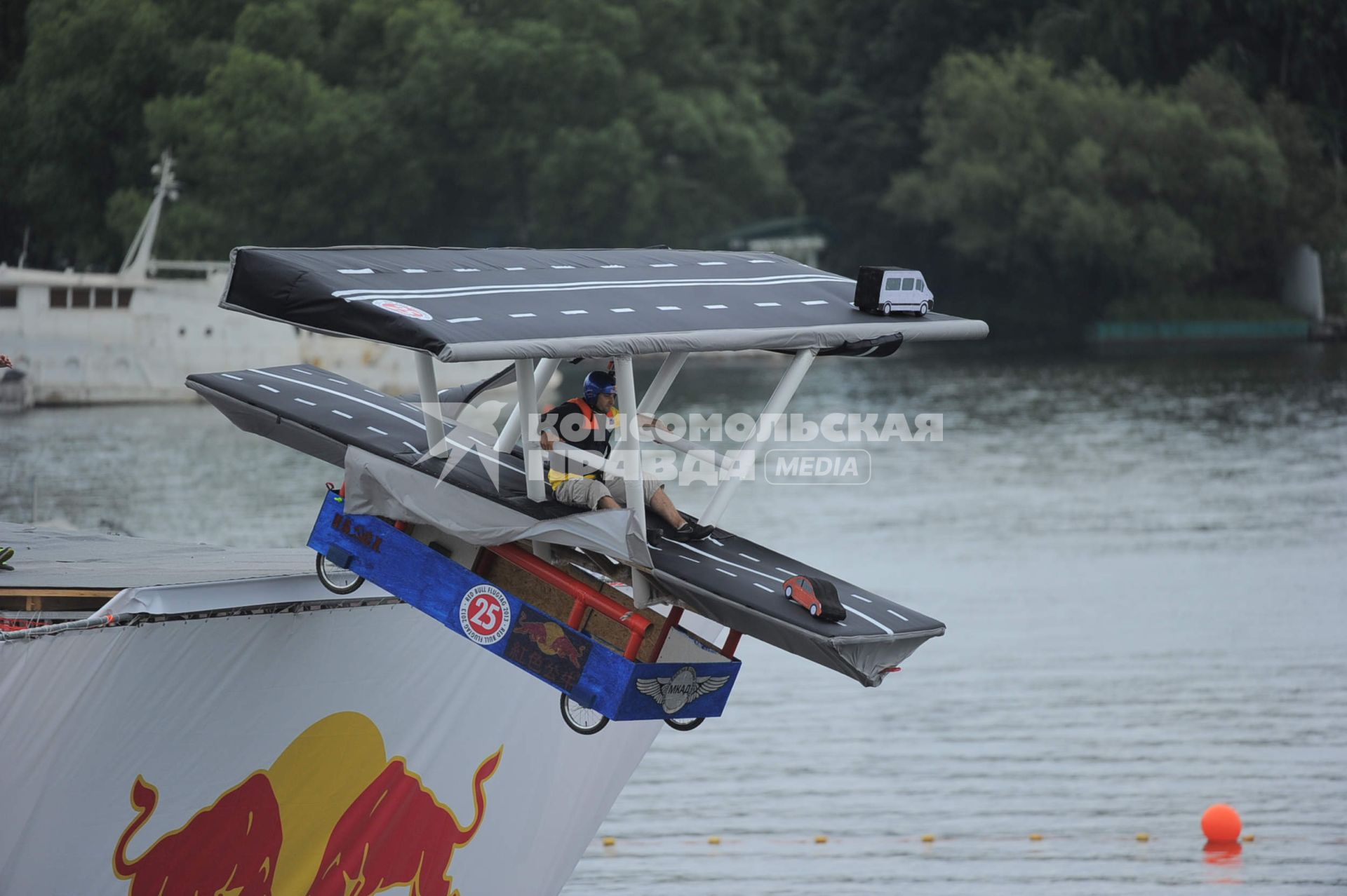 Фестиваль самодельных летательных аппаратов Red Bull Flugtag в Строгино. На снимке: летательный аппарат `МКАД летит`.