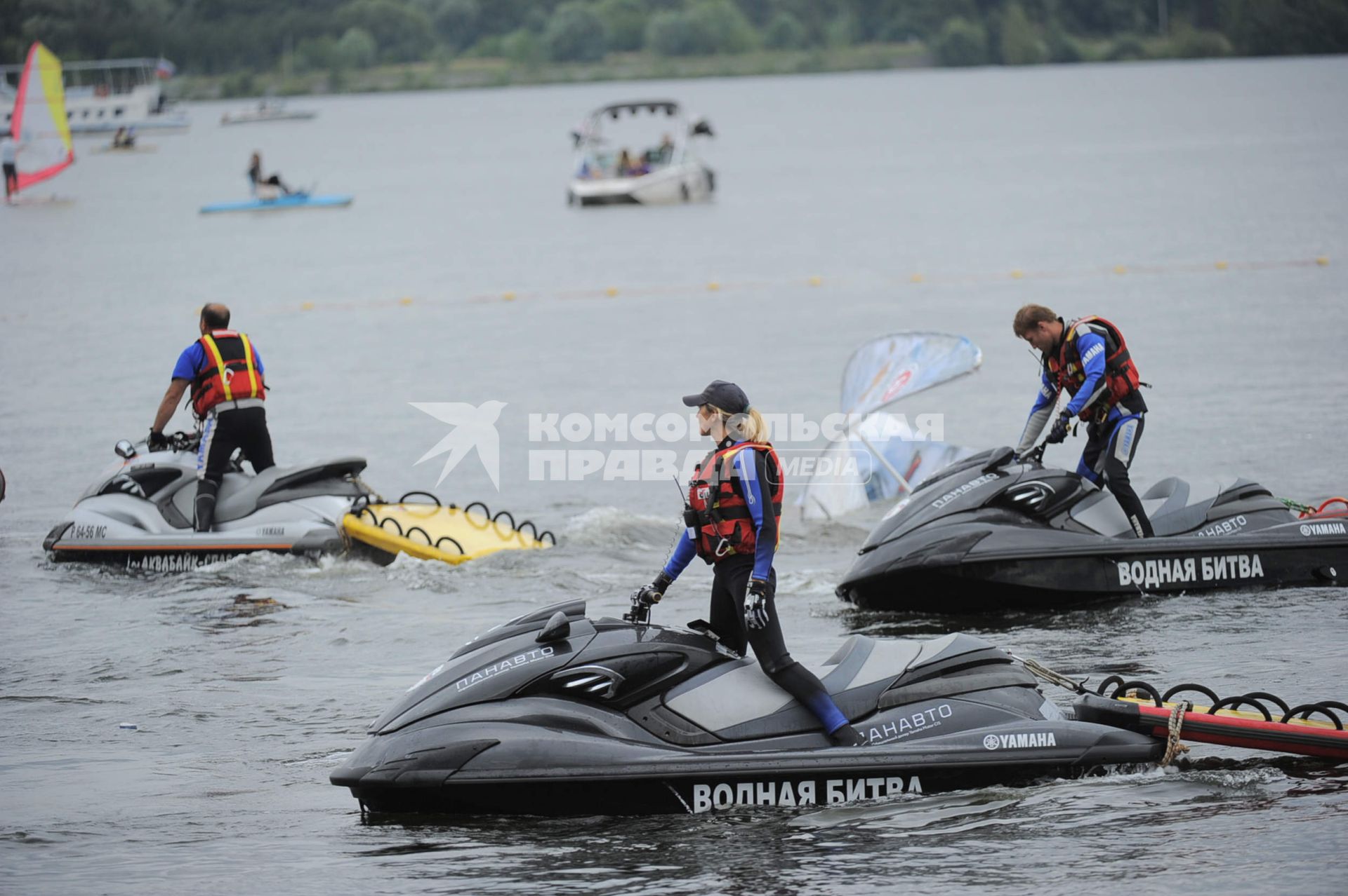 Фестиваль самодельных летательных аппаратов Red Bull Flugtag в Строгино. На снимке: спасатели на скутерах с надписью `Водная битва`.