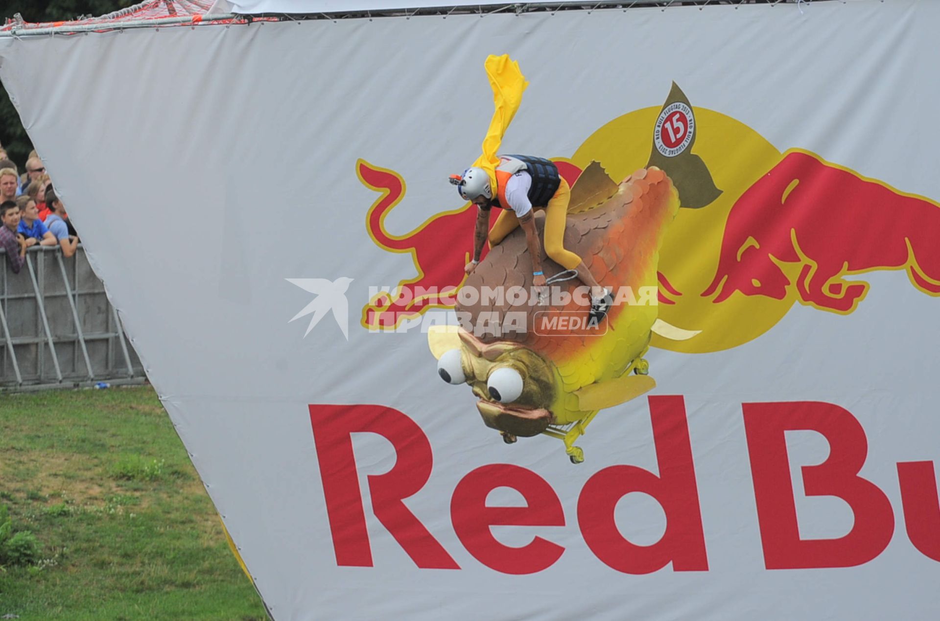 Фестиваль самодельных летательных аппаратов Red Bull Flugtag в Строгино. На снимке: летательный аппарат `Rostov Ryba - донской лещ`.