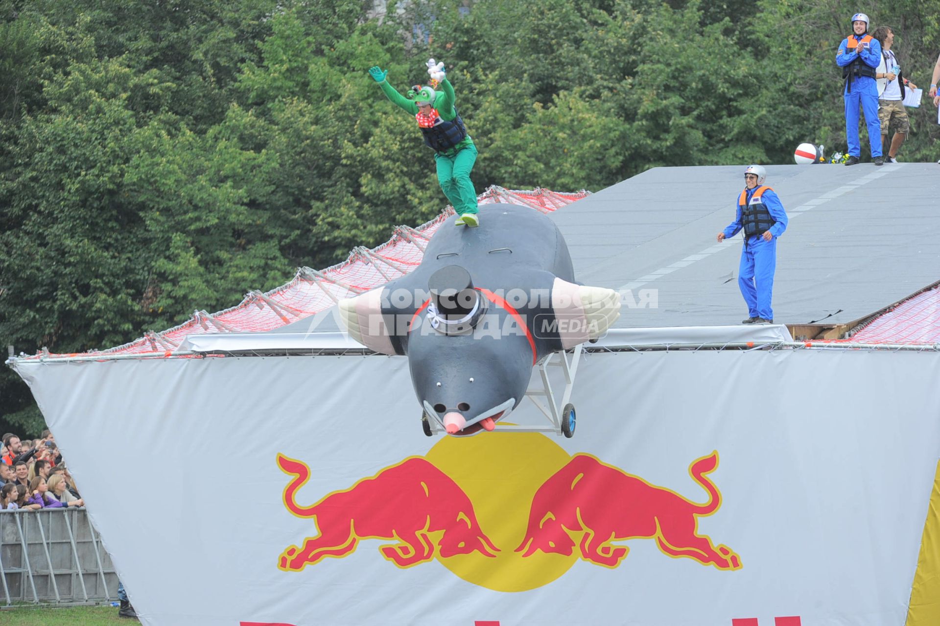 Фестиваль самодельных летательных аппаратов Red Bull Flugtag в Строгино. На снимке: летательный аппарат `Городские ласточки`.