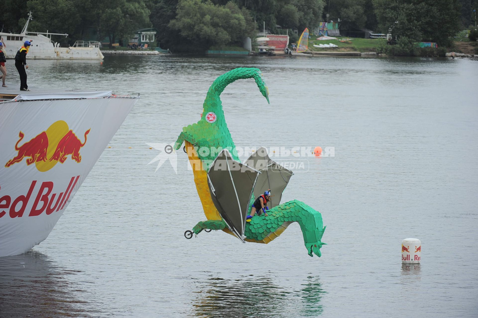 Фестиваль самодельных летательных аппаратов Red Bull Flugtag в Строгино.