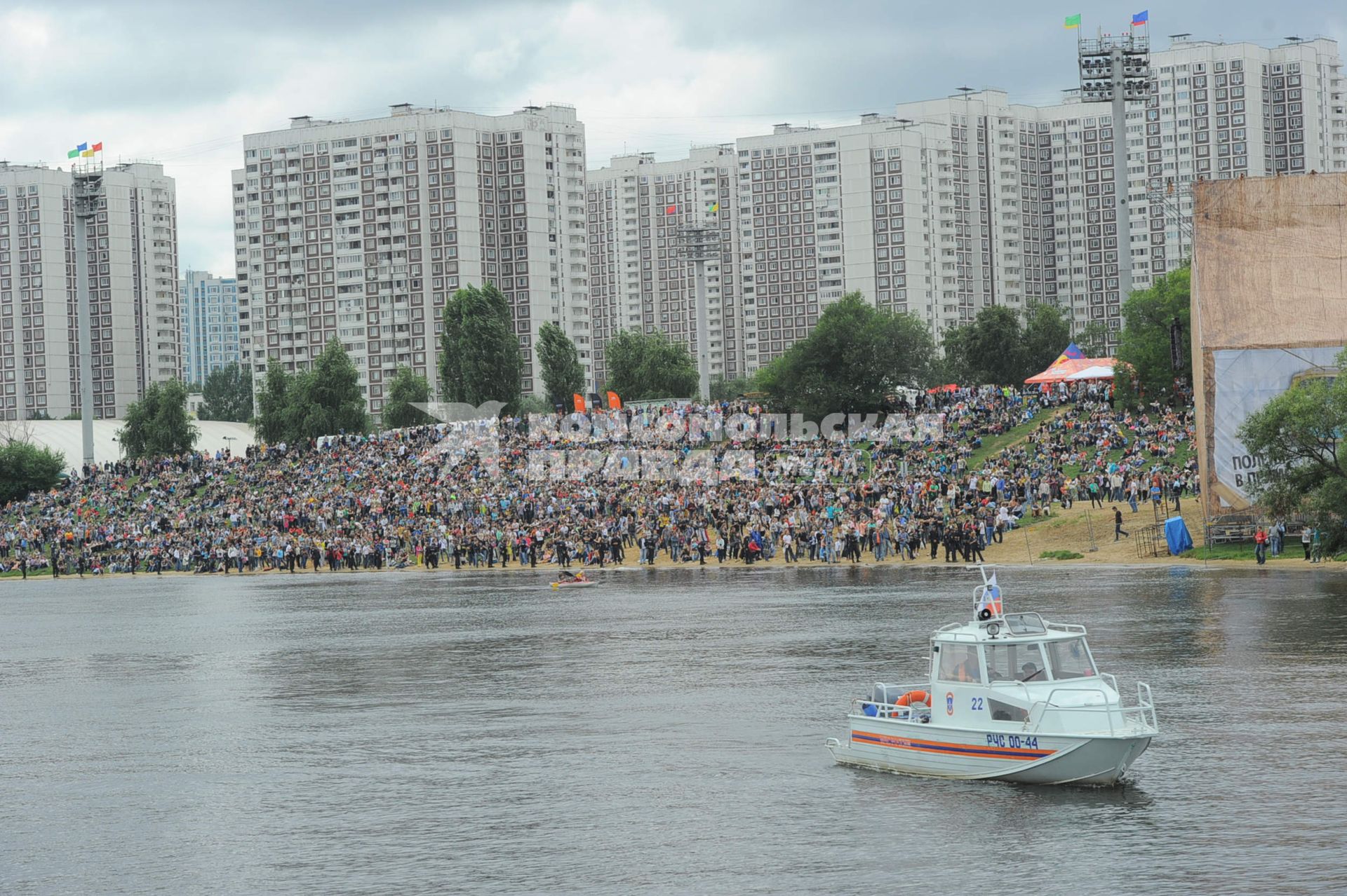 Фестиваль самодельных летательных аппаратов Red Bull Flugtag в Строгино. На снимке: спасательный катер МЧС России.