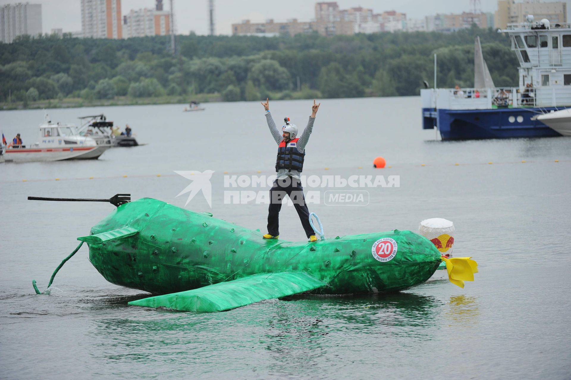 Фестиваль самодельных летательных аппаратов Red Bull Flugtag в Строгино. На снимке: летательный аппарат `Летающий огурец`.