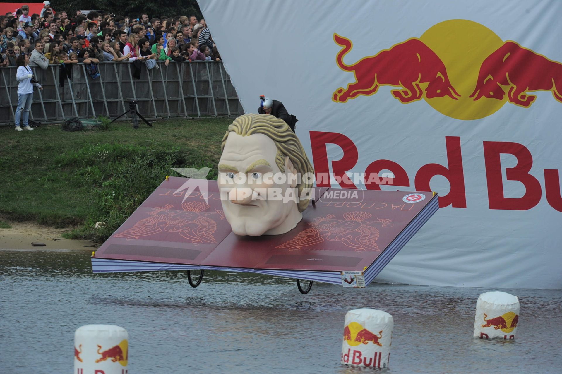 Фестиваль самодельных летательных аппаратов Red Bull Flugtag в Строгино. На снимке: летательный аппарат `Француз на паспорте`.