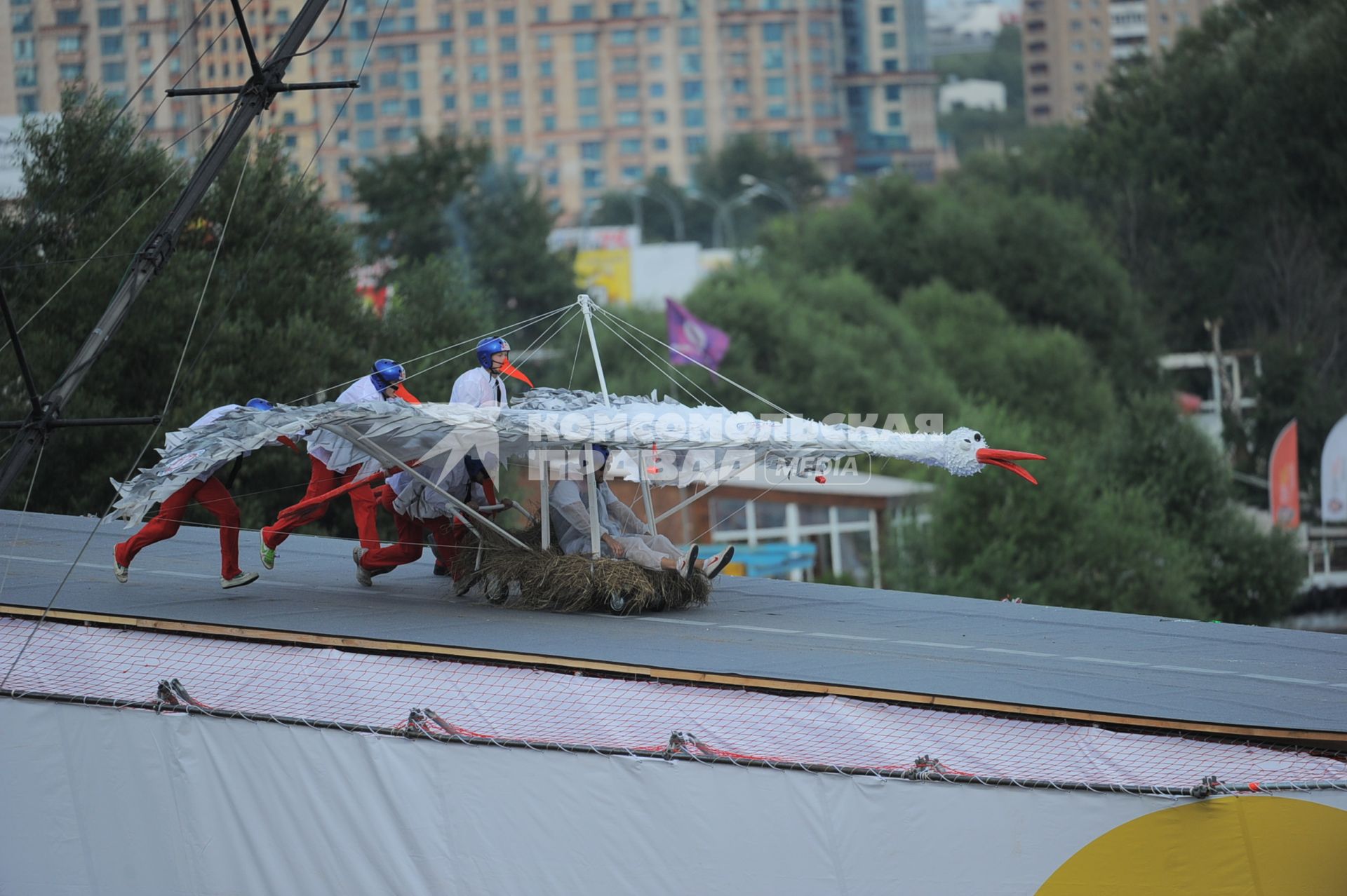 Фестиваль самодельных летательных аппаратов Red Bull Flugtag в Строгино.