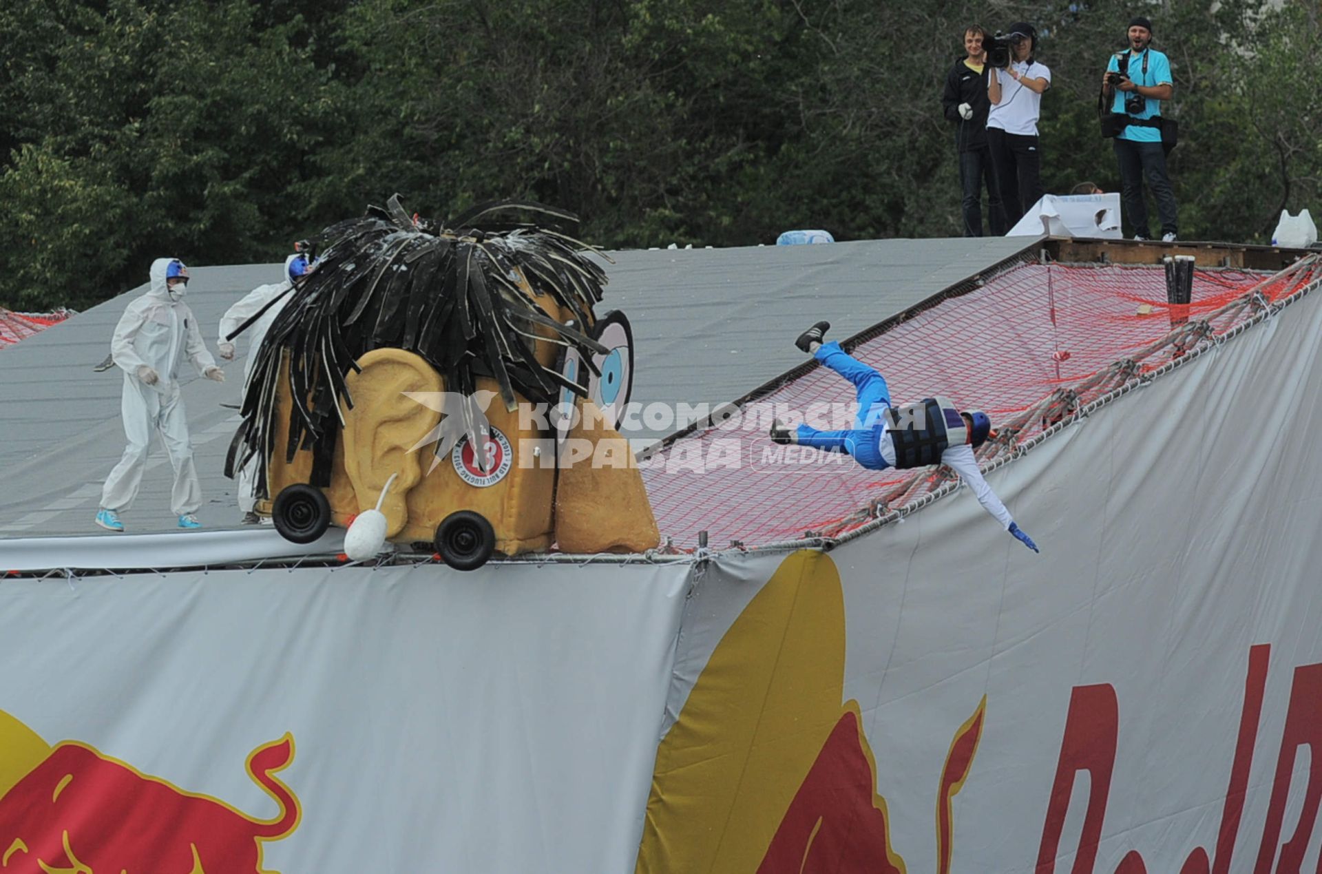 Фестиваль самодельных летательных аппаратов Red Bull Flugtag в Строгино. На снимке: летательный аппарат `Пять пальцев`.