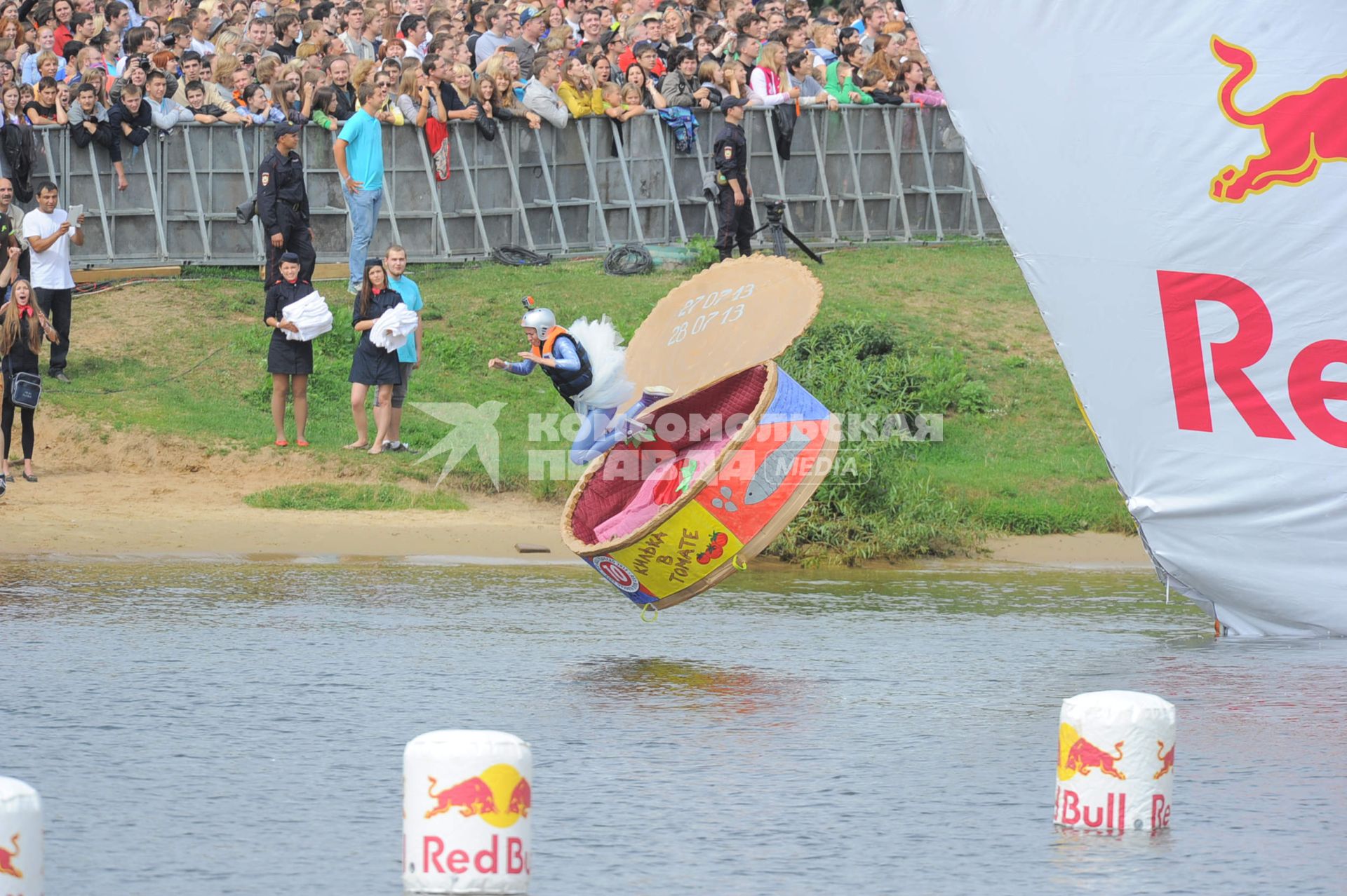 Фестиваль самодельных летательных аппаратов Red Bull Flugtag в Строгино. На снимке: летательный аппарат `Ужасы в томате`.