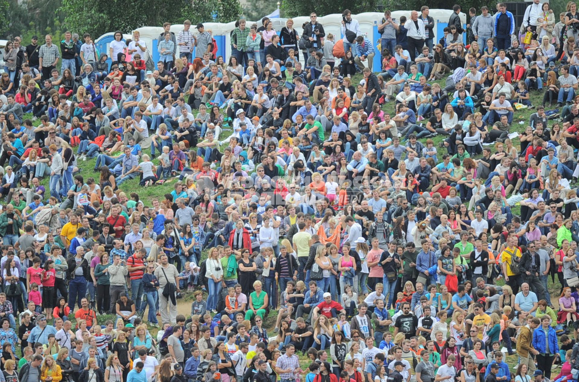 Фестиваль самодельных летательных аппаратов Red Bull Flugtag в Строгино. На снимке: зрители.