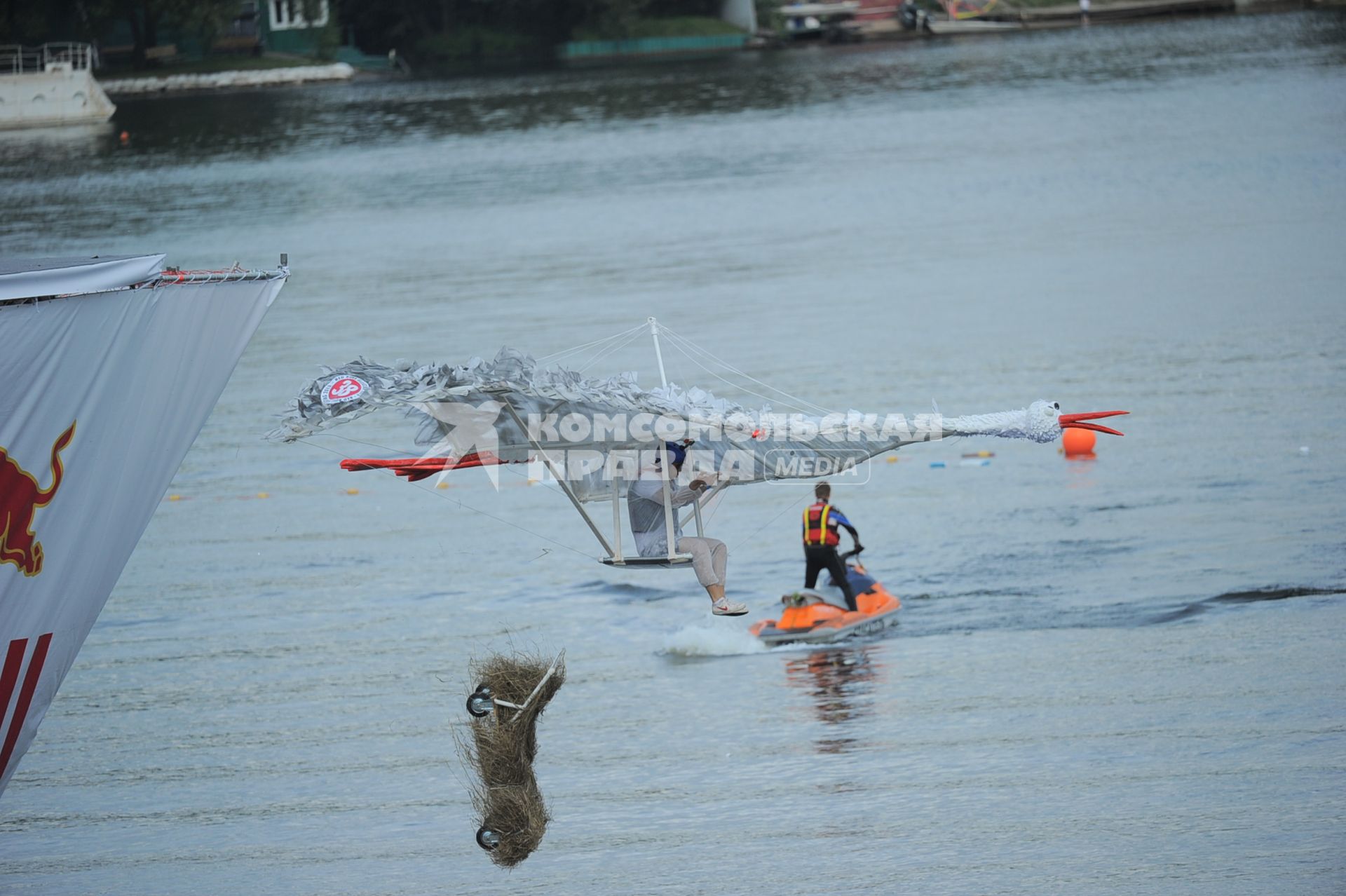 Фестиваль самодельных летательных аппаратов Red Bull Flugtag в Строгино.