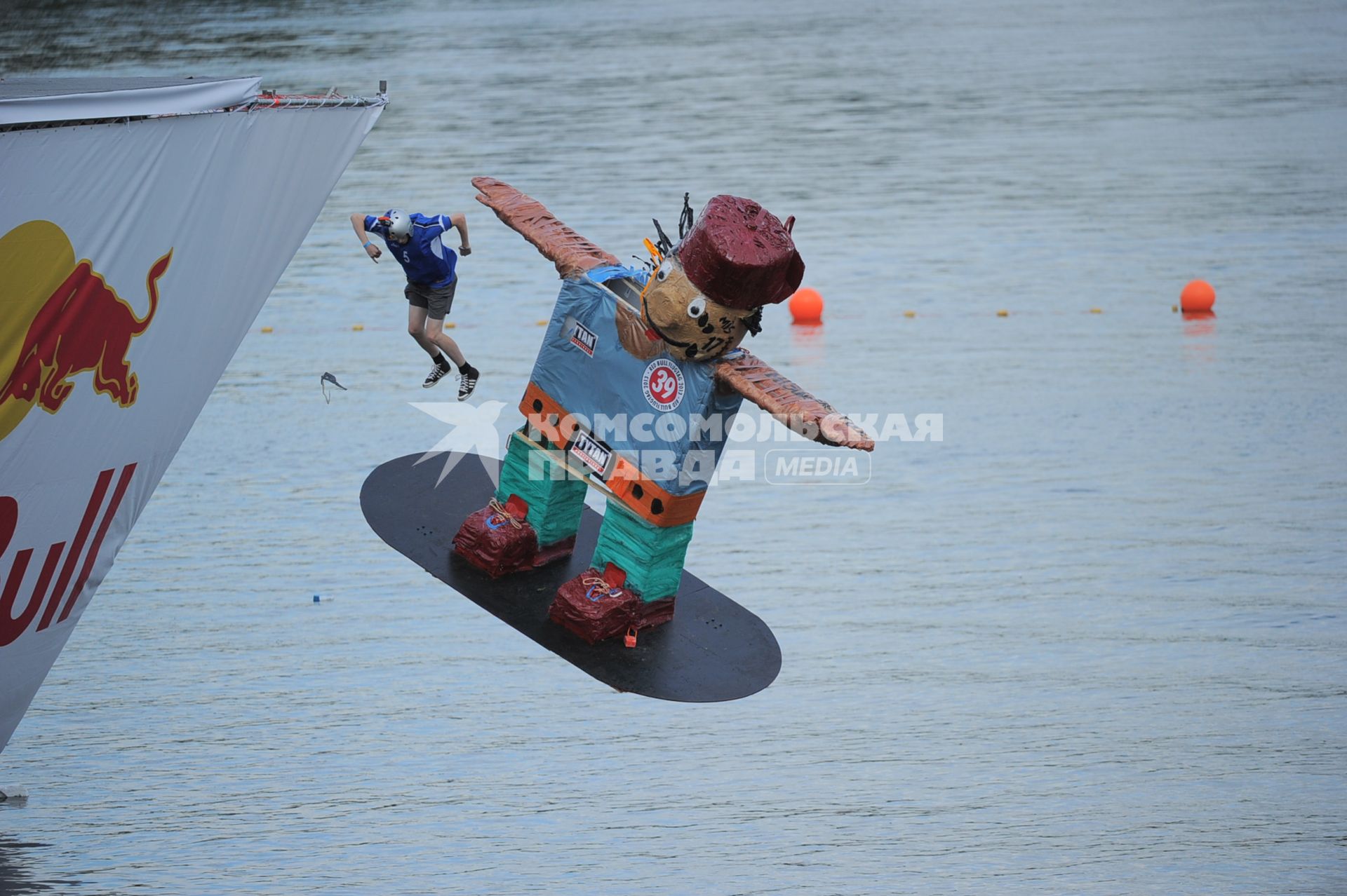 Фестиваль самодельных летательных аппаратов Red Bull Flugtag в Строгино. На снимке: летательный аппарат `Летающий тунец`.