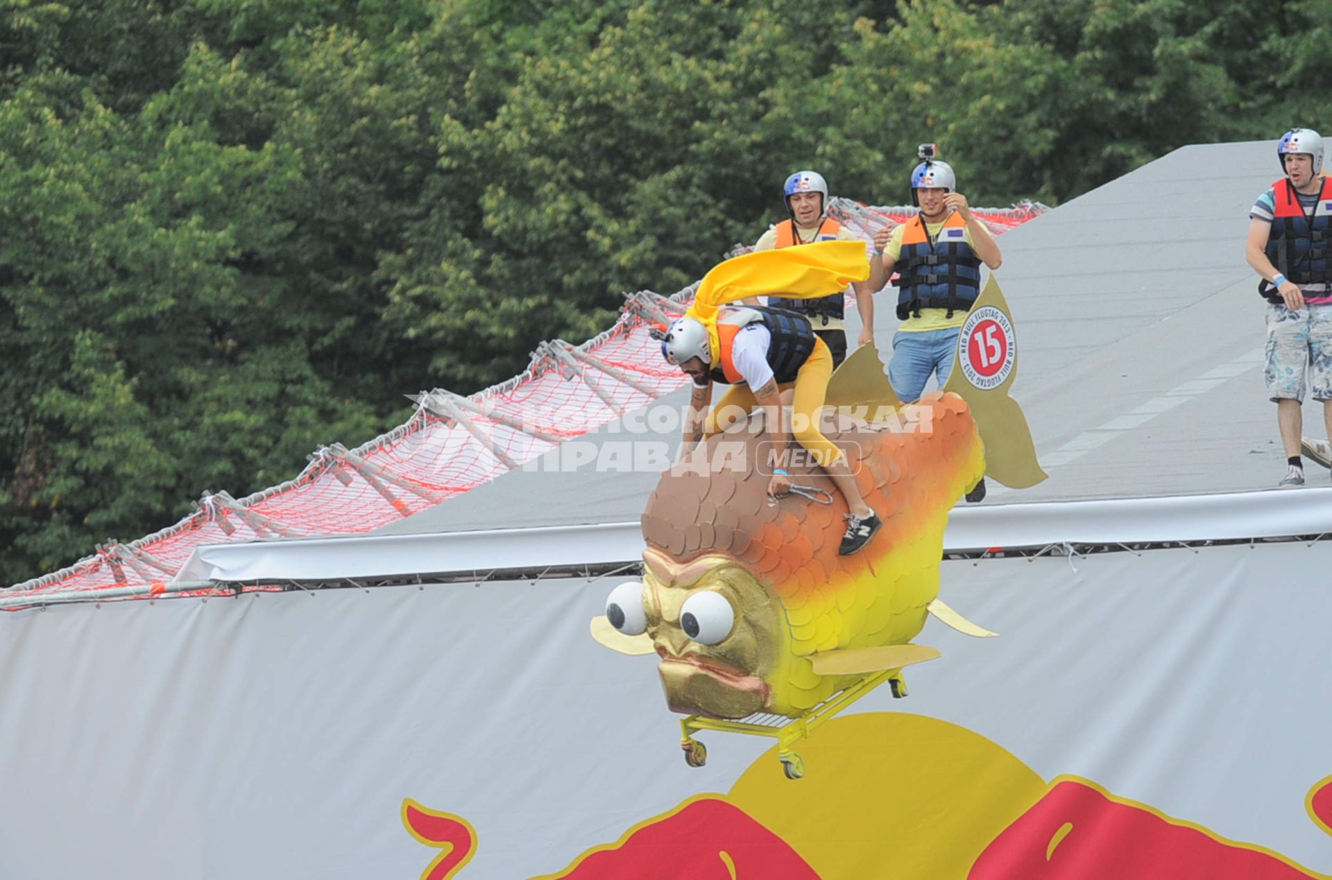 Фестиваль самодельных летательных аппаратов Red Bull Flugtag в Строгино. На снимке: летательный аппарат `Rostov Ryba - донской лещ`.