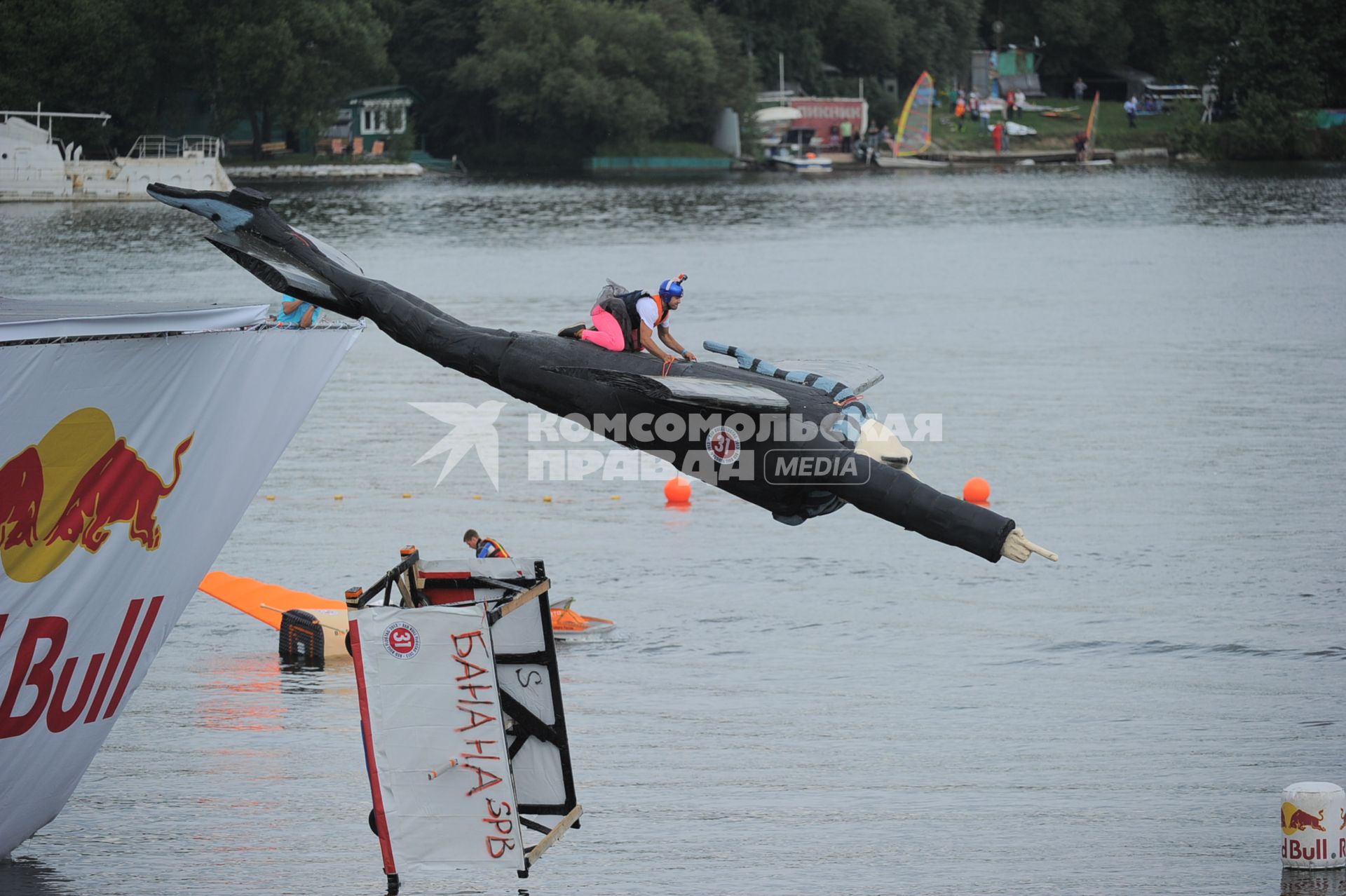 Фестиваль самодельных летательных аппаратов Red Bull Flugtag в Строгино.