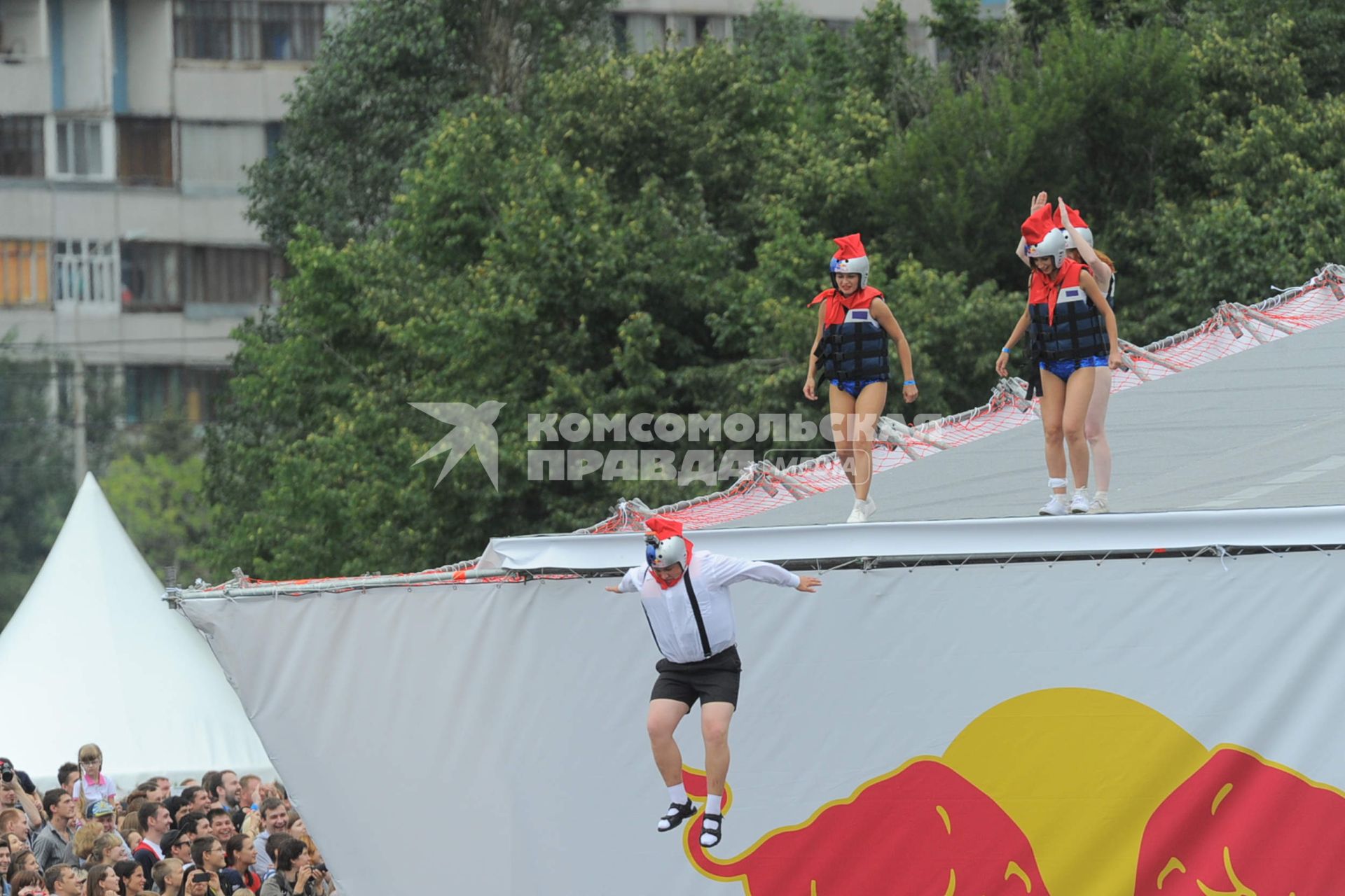 Фестиваль самодельных летательных аппаратов Red Bull Flugtag в Строгино. На снимке: участники команды `Высший пилотаж`.