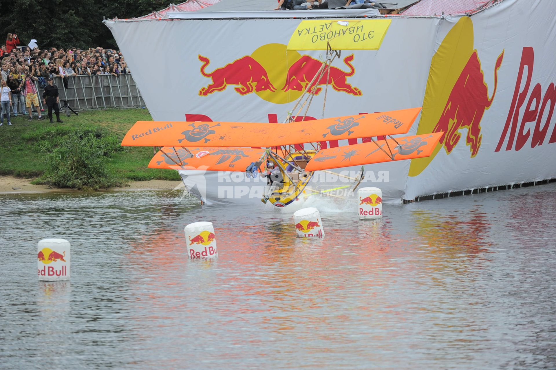 Фестиваль самодельных летательных аппаратов Red Bull Flugtag в Строгино.