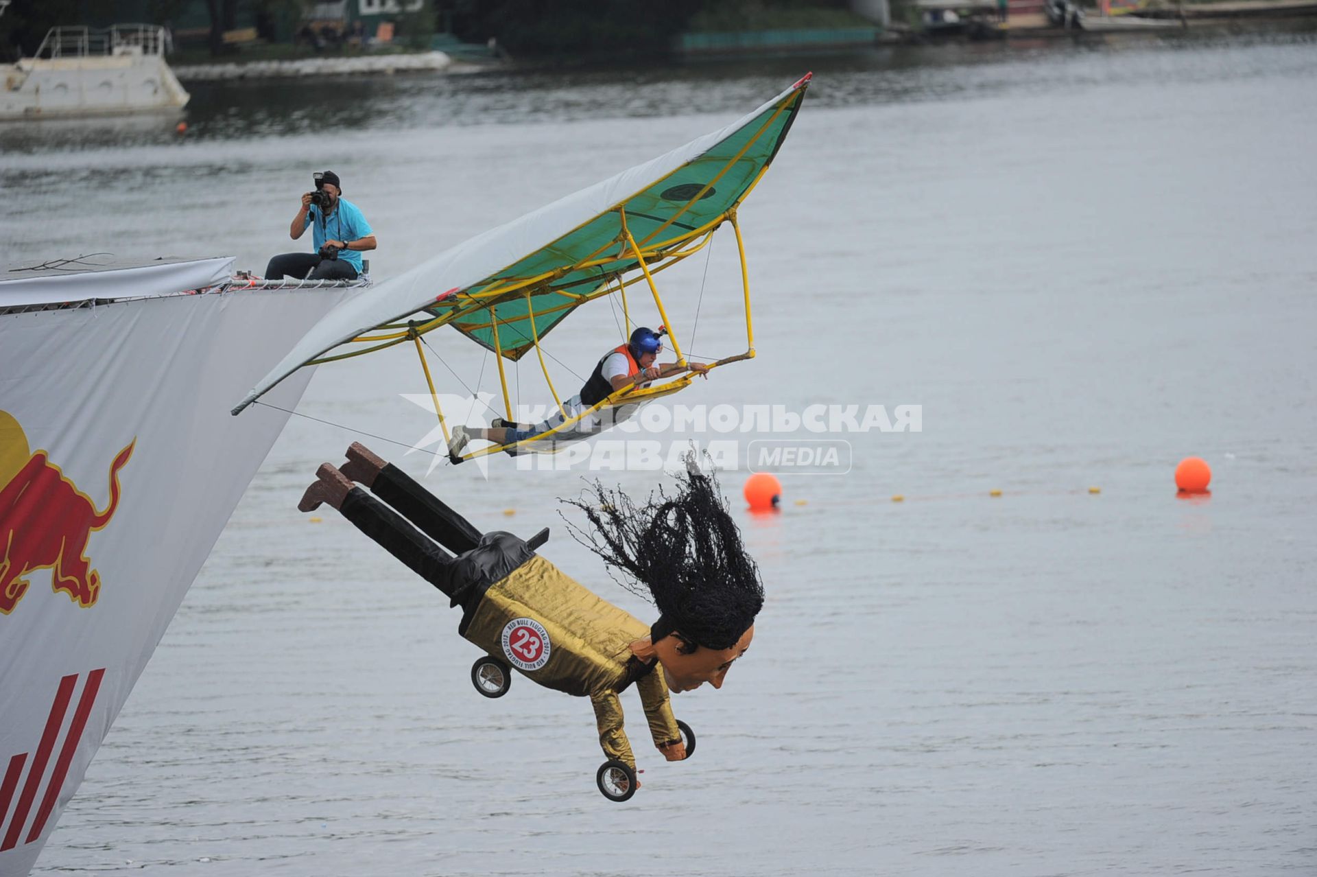 Фестиваль самодельных летательных аппаратов Red Bull Flugtag в Строгино.