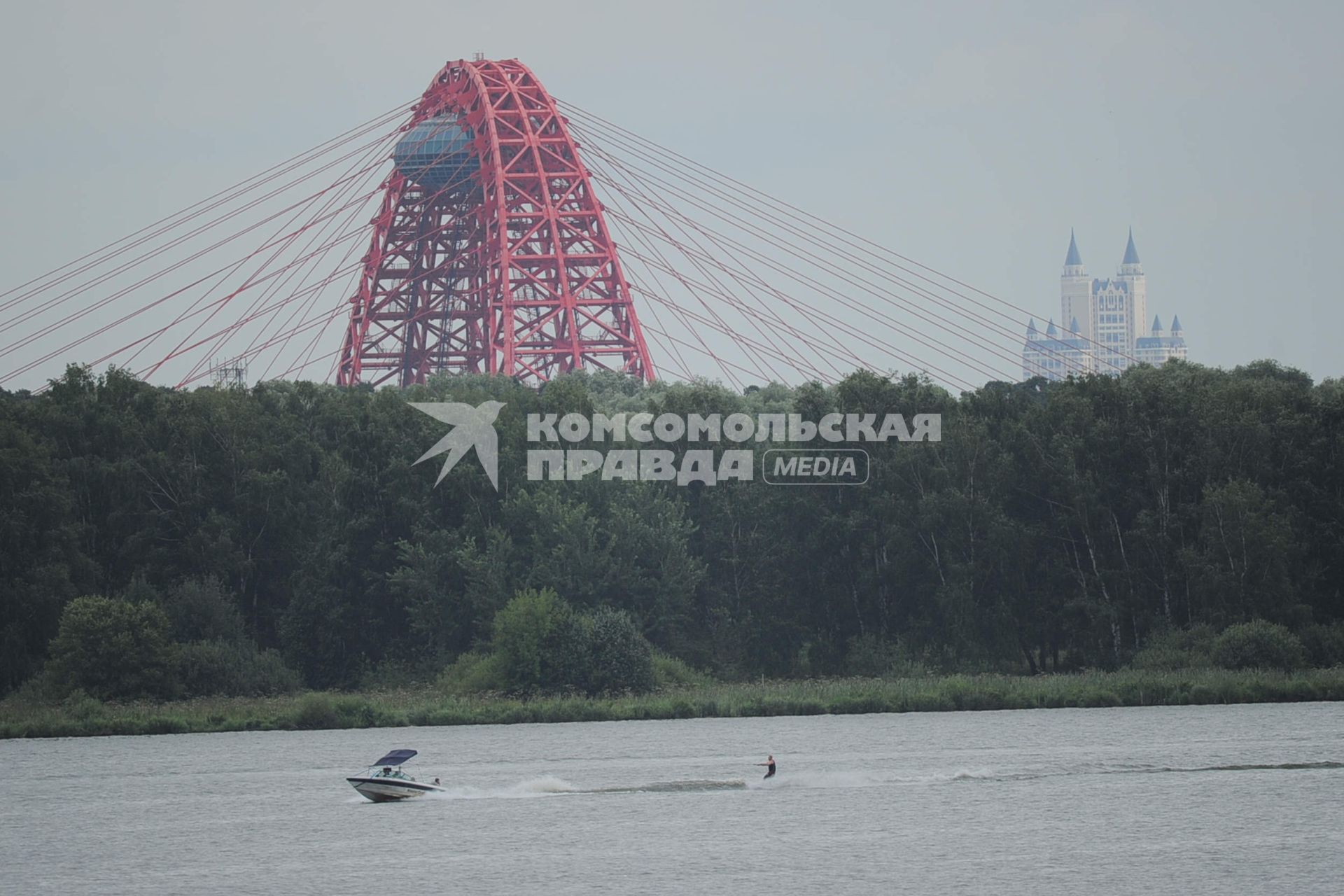 Фестиваль самодельных летательных аппаратов Red Bull Flugtag в Строгино.