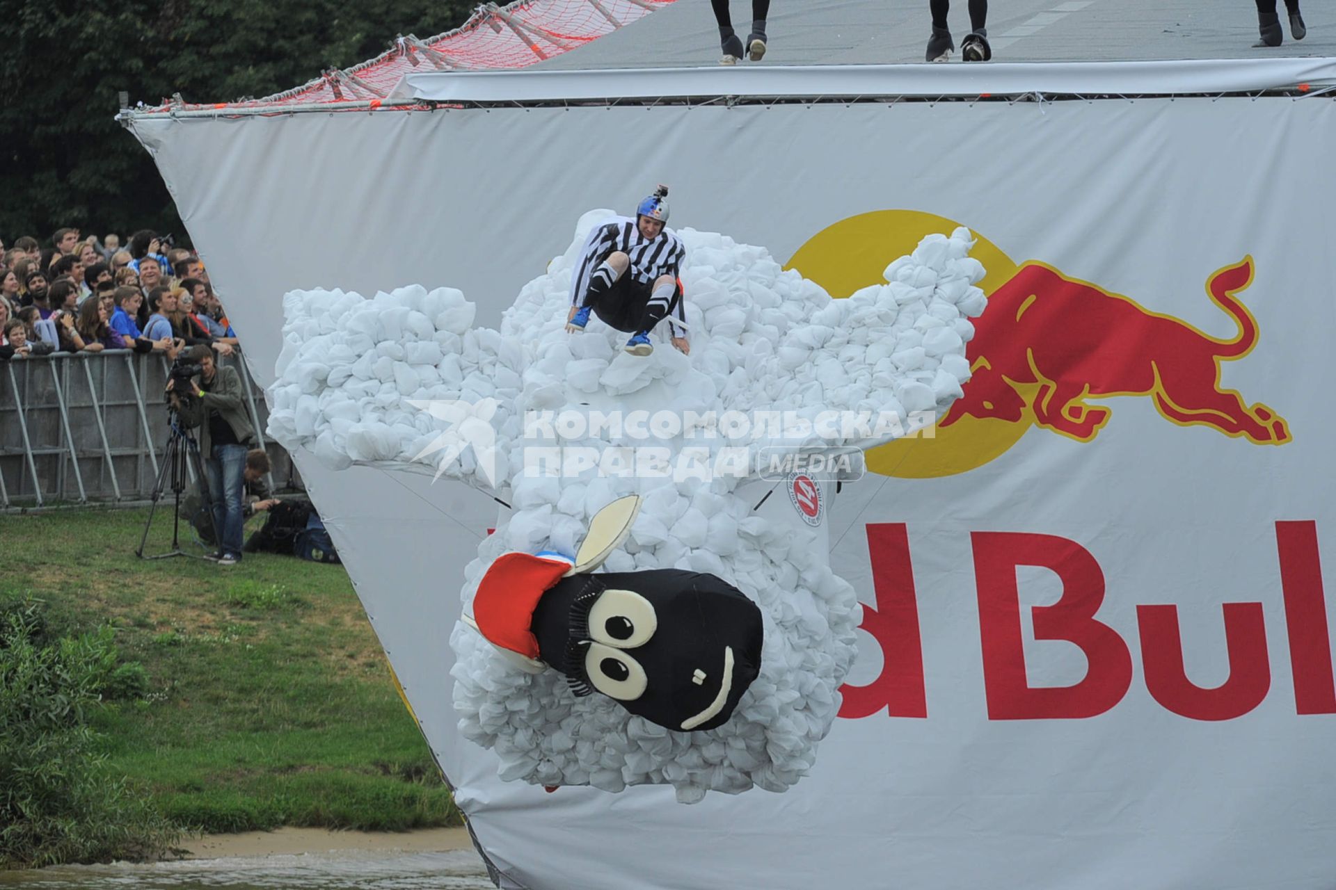 Фестиваль самодельных летательных аппаратов Red Bull Flugtag в Строгино. На снимке: летательный аппарат `Вера Баранова`.