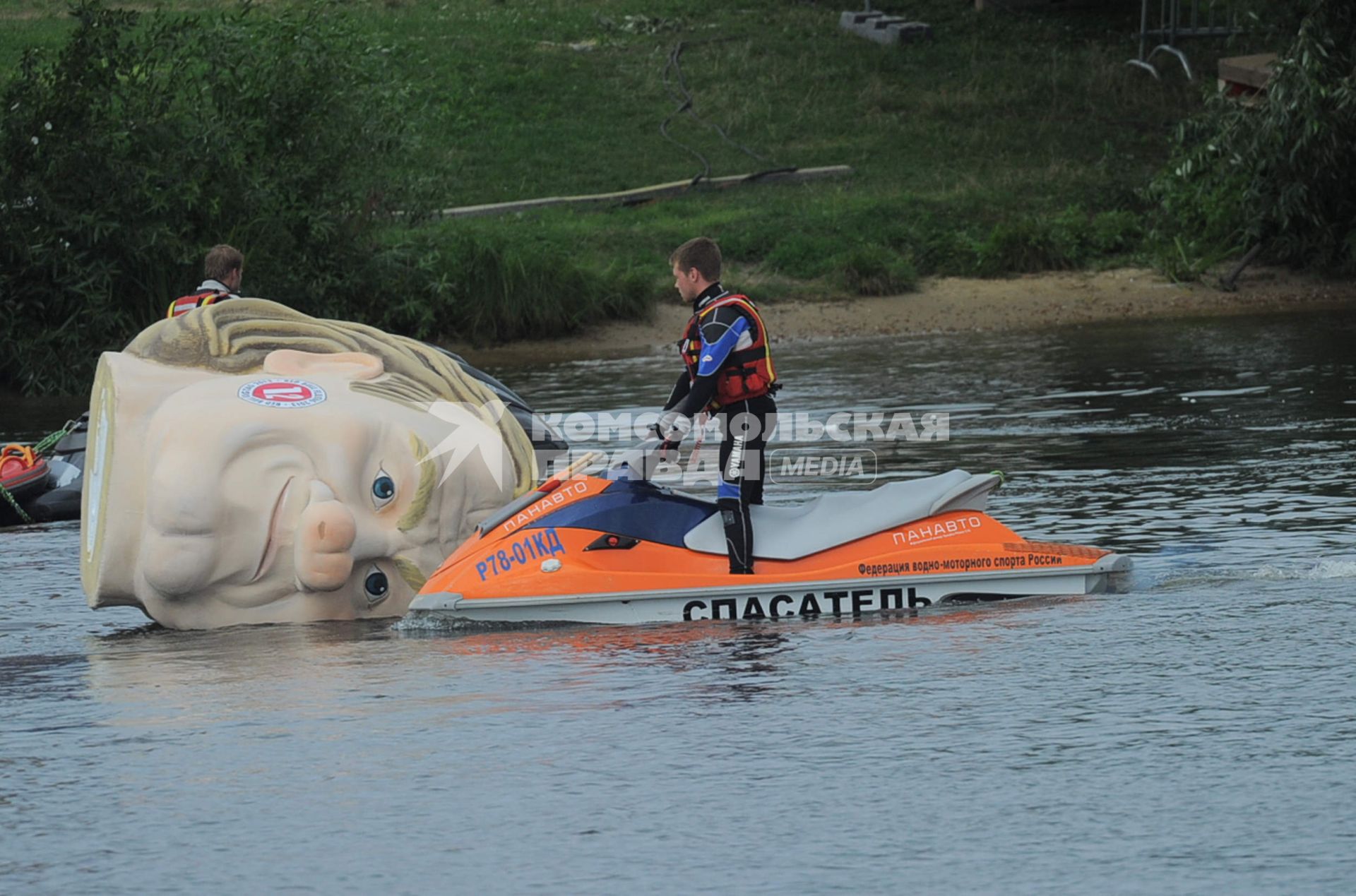 Фестиваль самодельных летательных аппаратов Red Bull Flugtag в Строгино. На снимке: летательный аппарат `Француз на паспорте`.