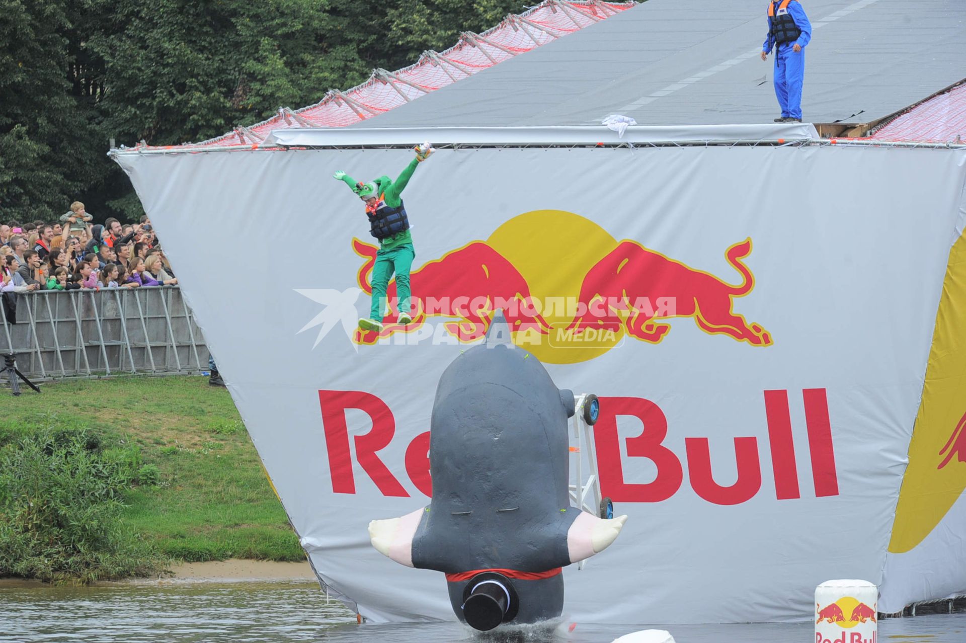 Фестиваль самодельных летательных аппаратов Red Bull Flugtag в Строгино. На снимке: летательный аппарат `Городские ласточки`.