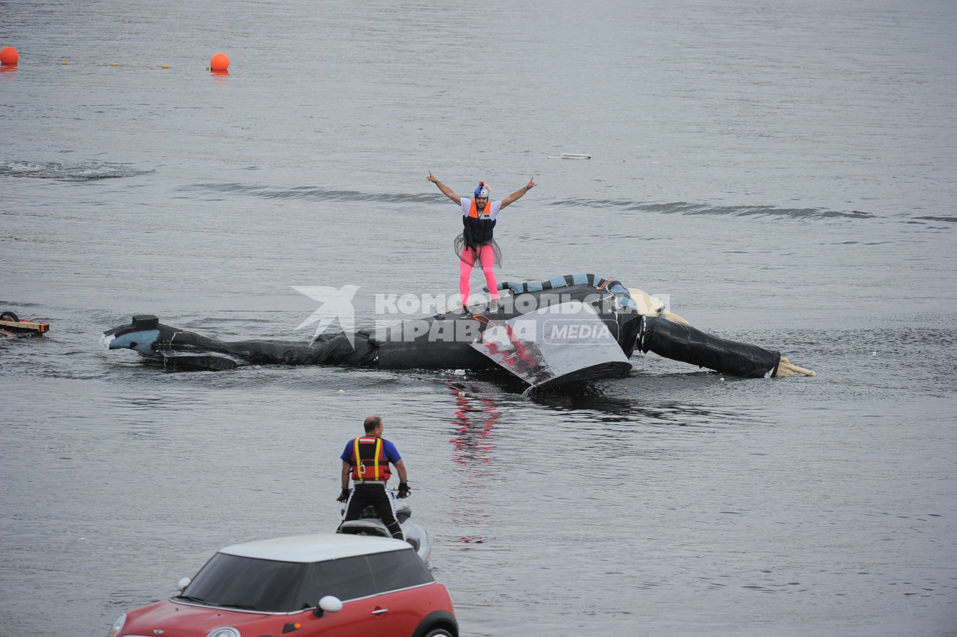 Фестиваль самодельных летательных аппаратов Red Bull Flugtag в Строгино.