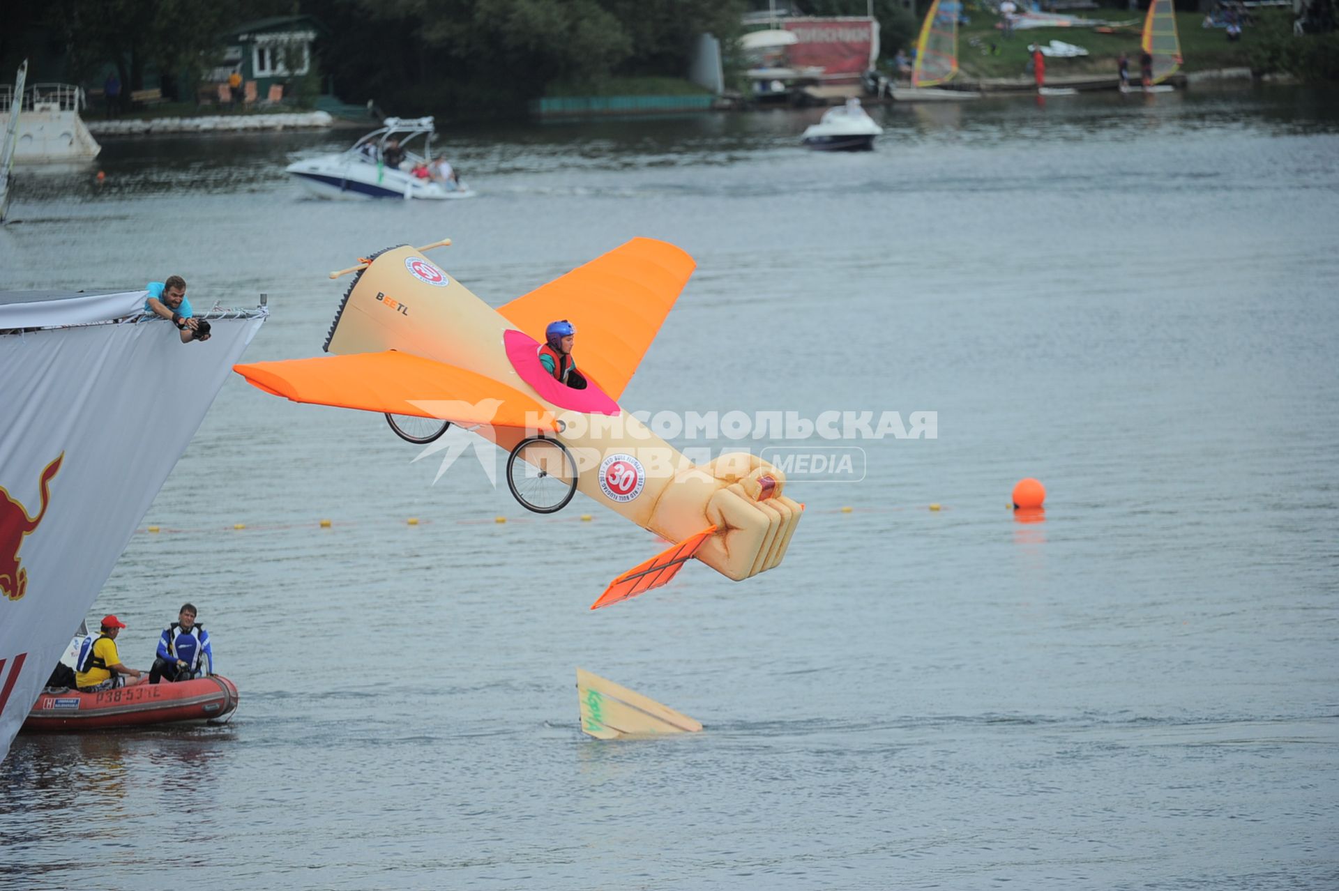 Фестиваль самодельных летательных аппаратов Red Bull Flugtag в Строгино. На снимке: летательный аппарат `Намочи манту`.