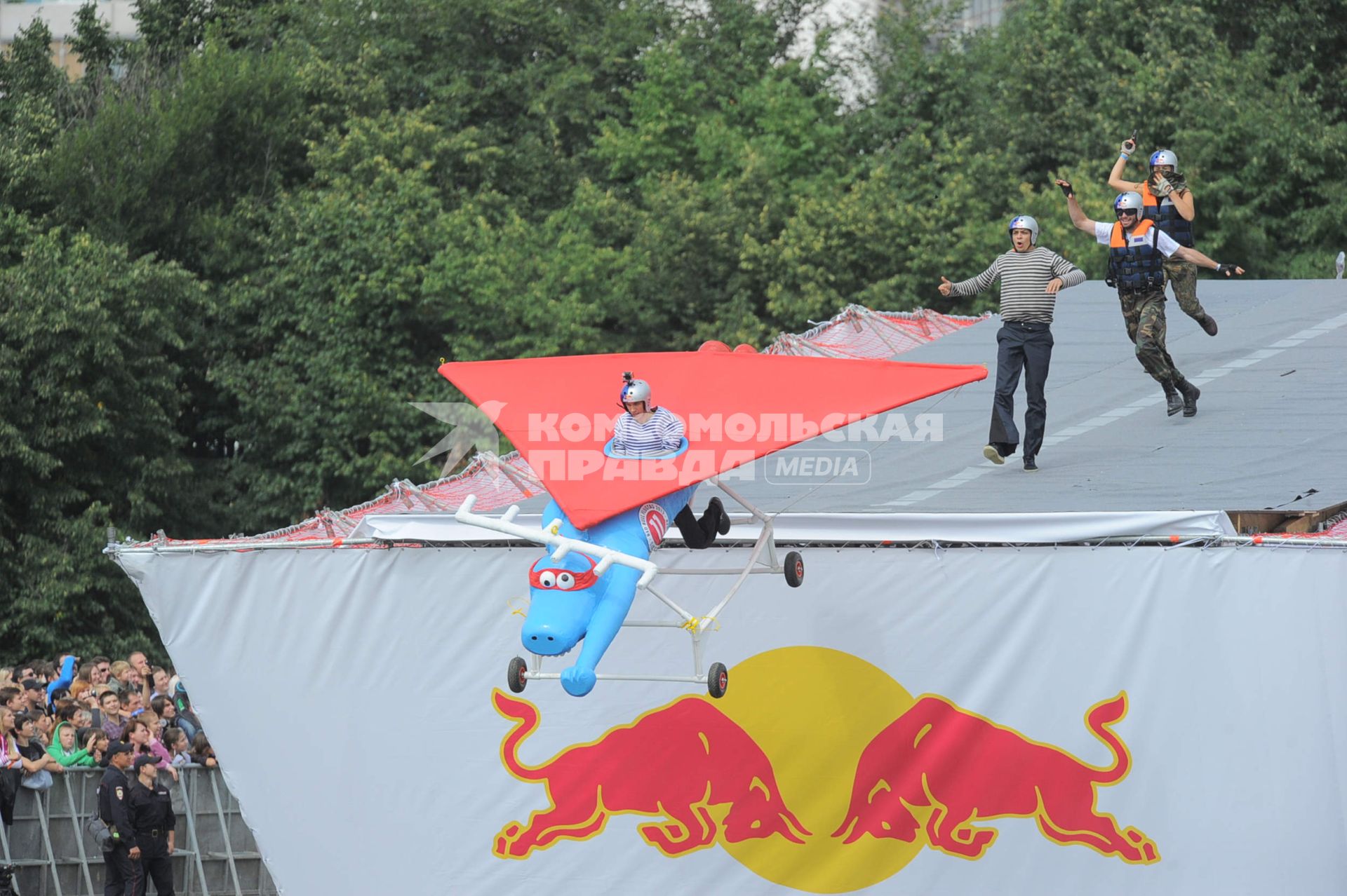 Фестиваль самодельных летательных аппаратов Red Bull Flugtag в Строгино.