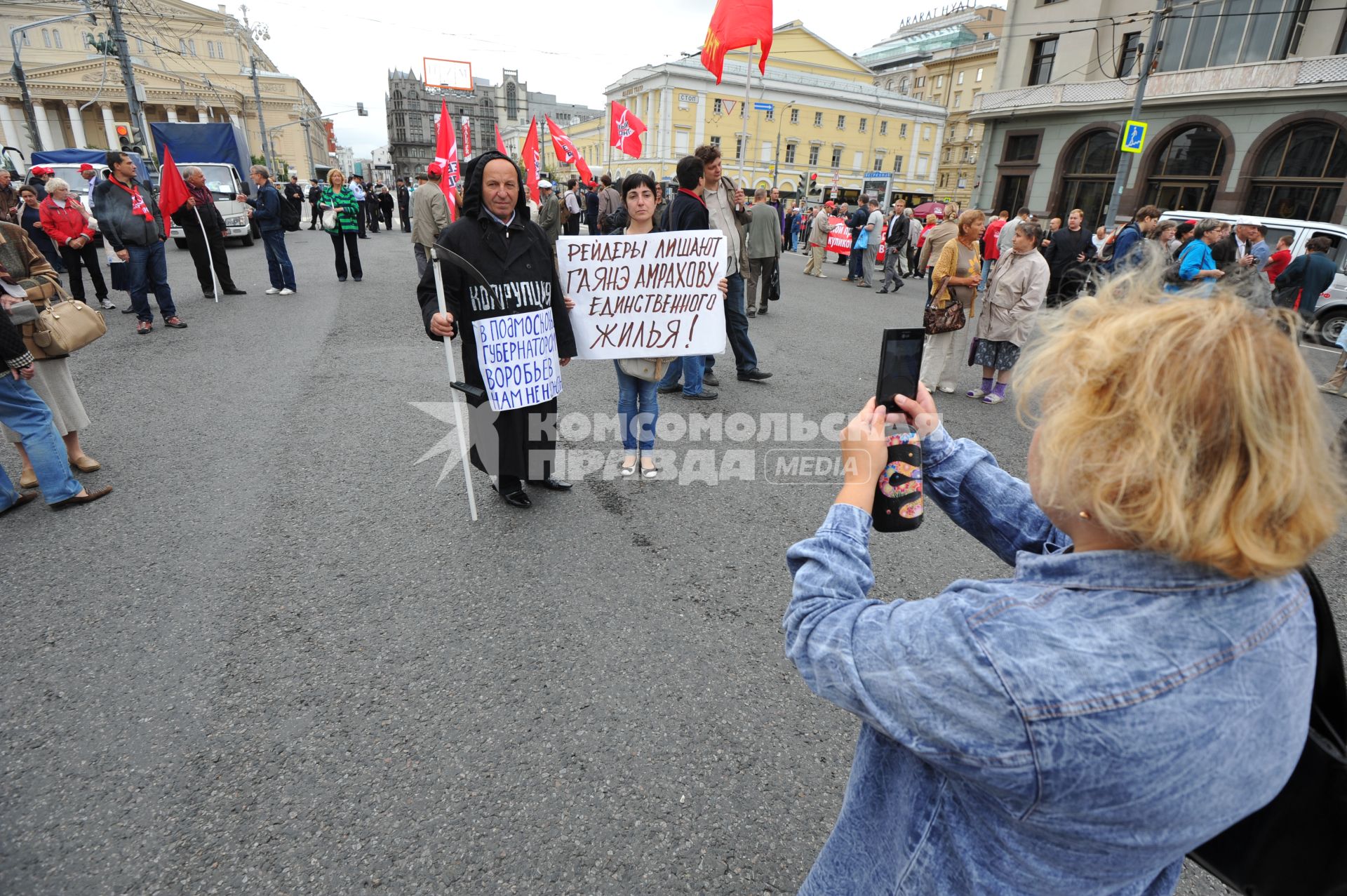 Площадь Революции. Митинг сторонников КПРФ против правительственного реформирования РАН. На снимке: участнки митинга