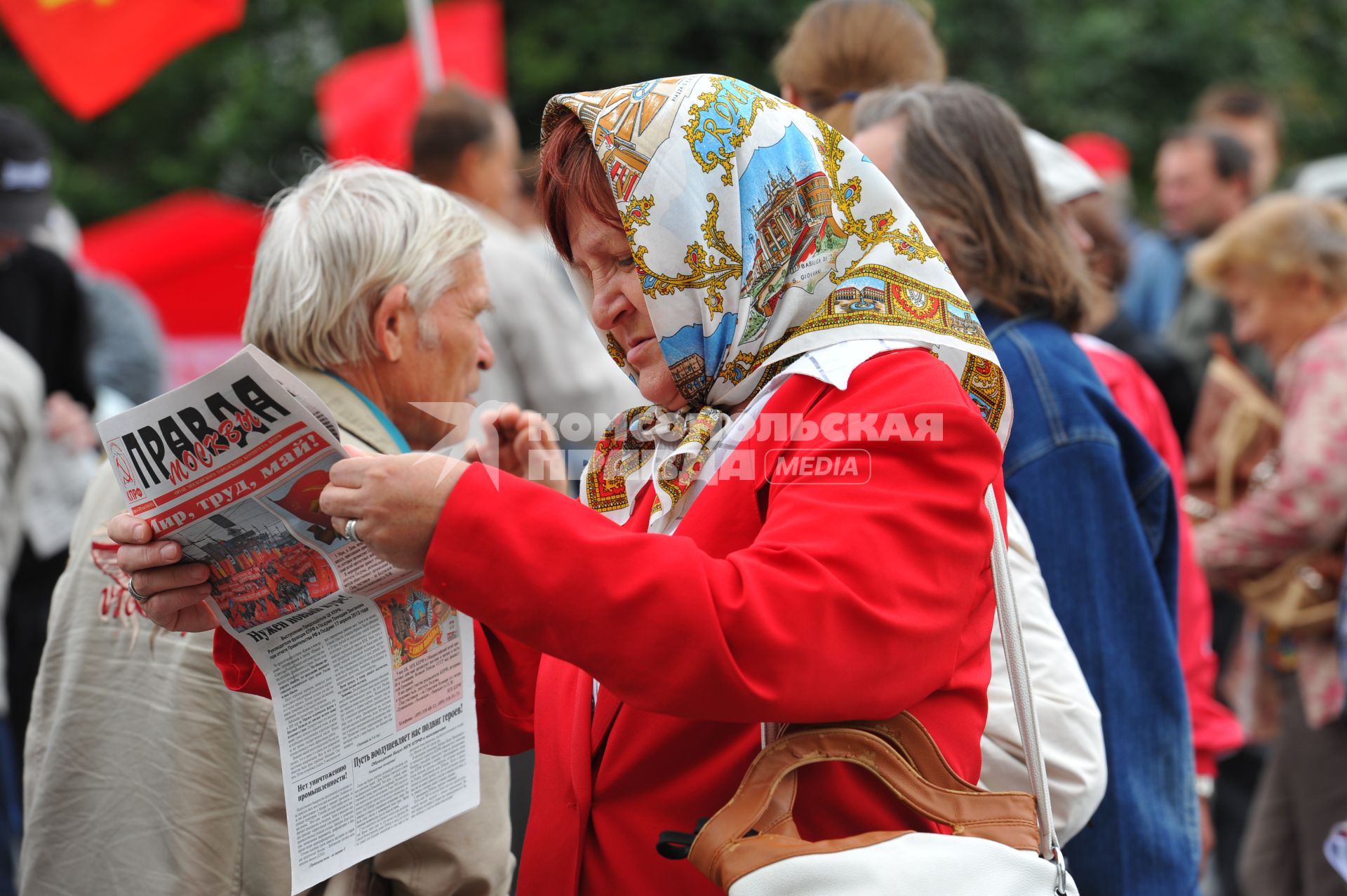 Площадь Революции. Митинг сторонников КПРФ против правительственного реформирования РАН. На снимке: участнкца митинга с газетой `Правда`