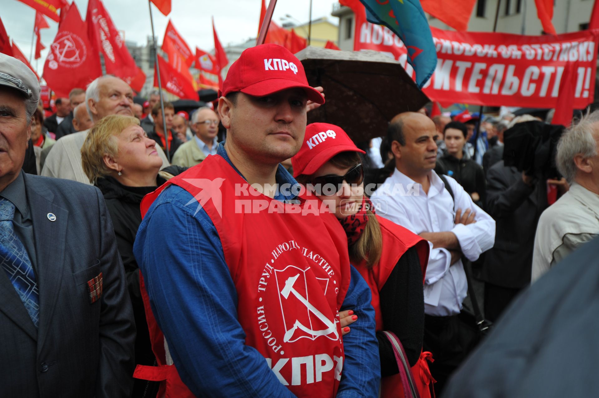 Площадь Революции. Митинг сторонников КПРФ против правительственного реформирования РАН. На снимке: участнки митинга