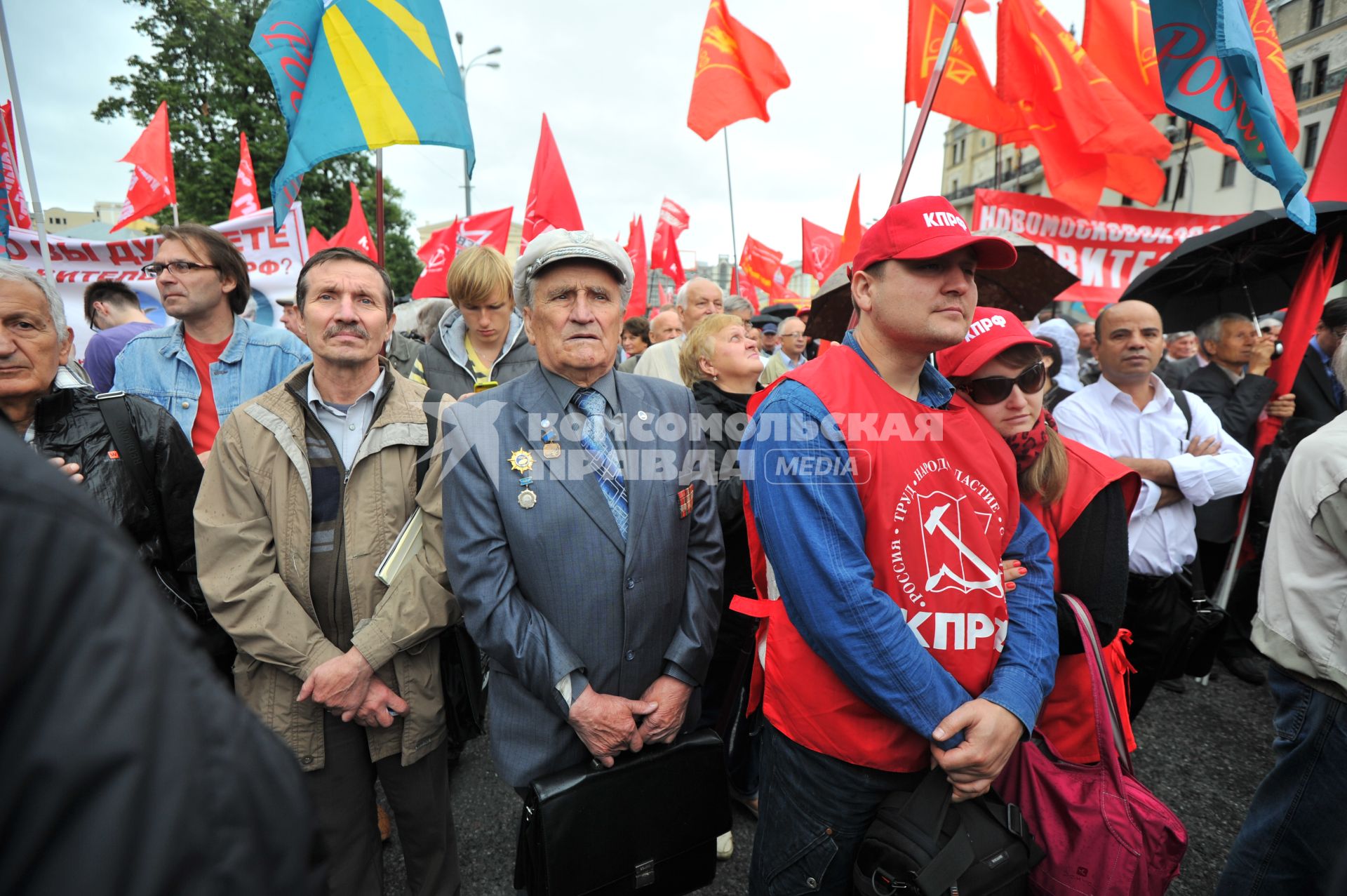 Площадь Революции. Митинг сторонников КПРФ против правительственного реформирования РАН. На снимке: участнки митинга