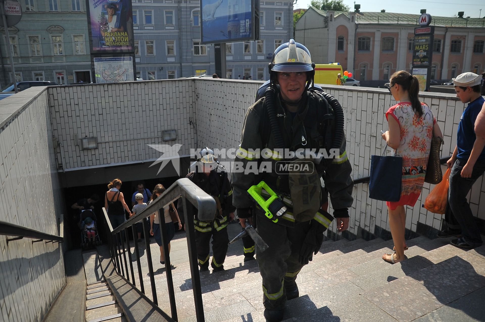 Задымление на Сокольнической ветке московского метро. На снимке: пожарные у выхода со станции метро `Библиотека им. В.И.Ленина`